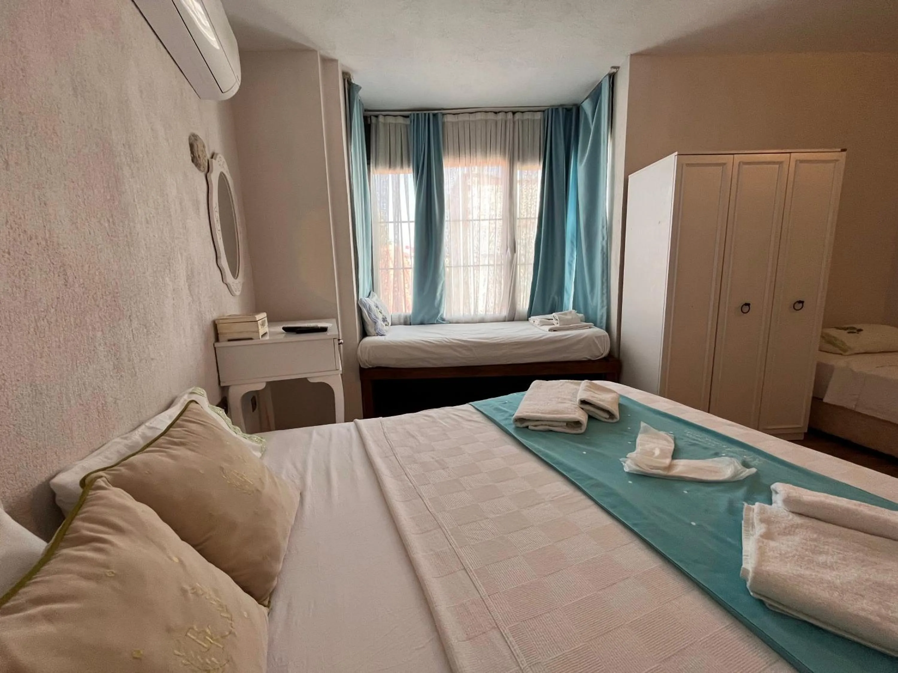 Photo of the whole room, Bed in Bedirhan Konak Otel