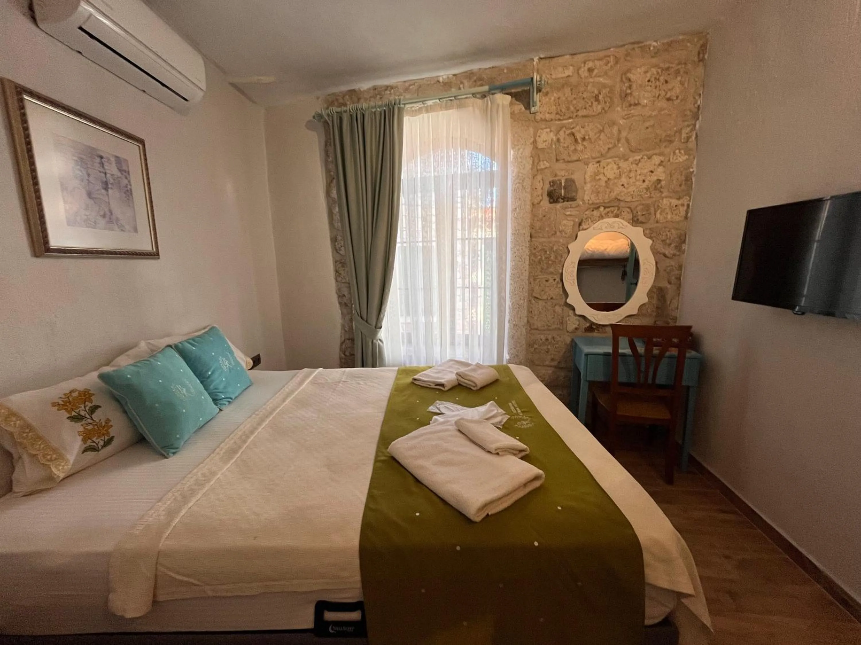 Photo of the whole room, Bed in Bedirhan Konak Otel