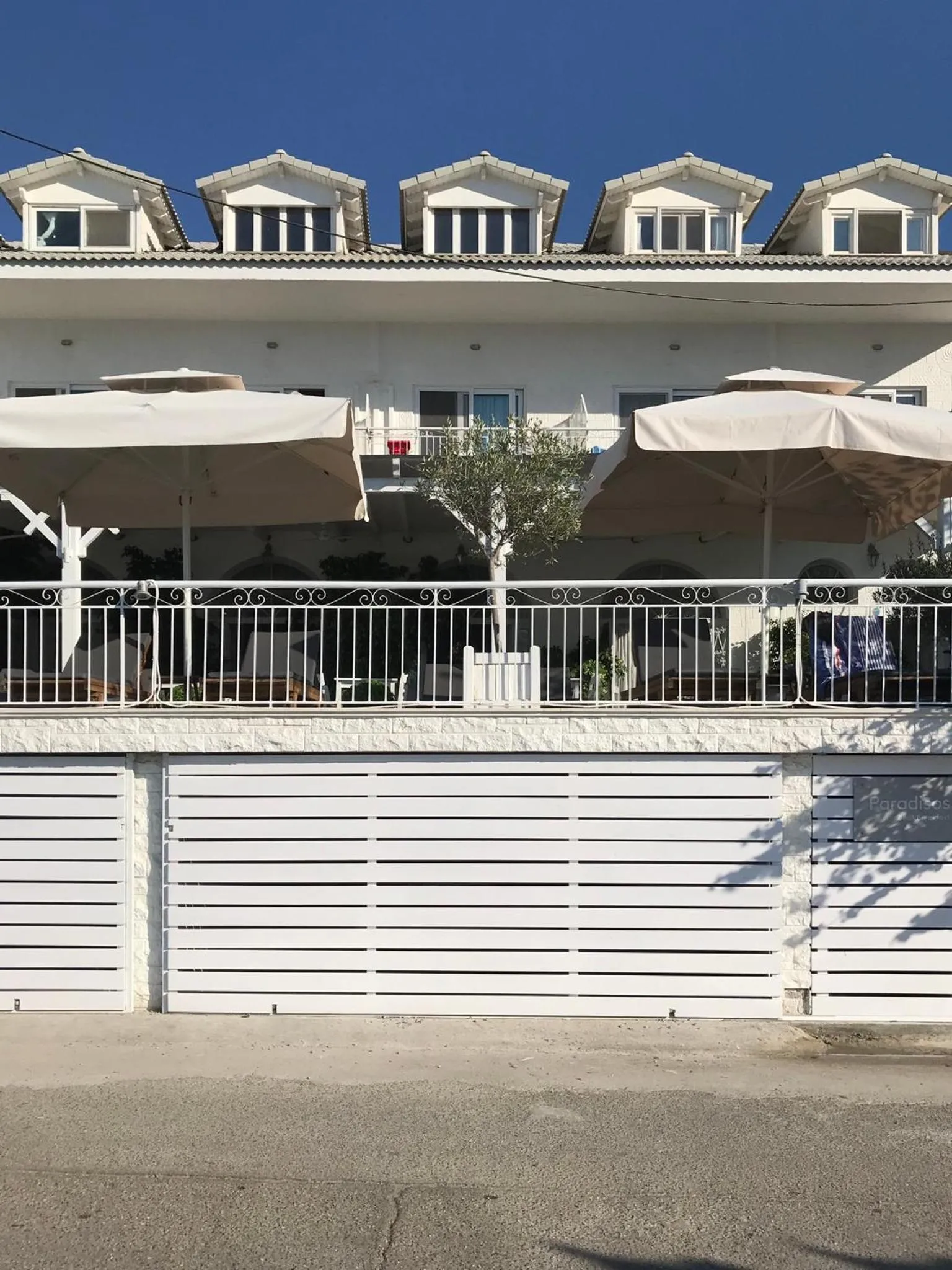 Property building in Paradisos