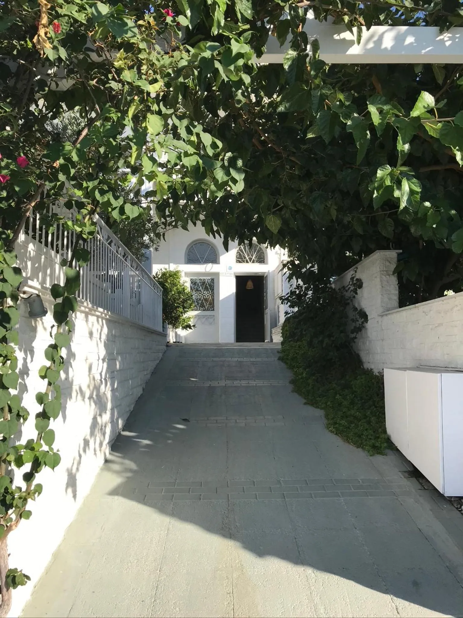 Property building in Paradisos