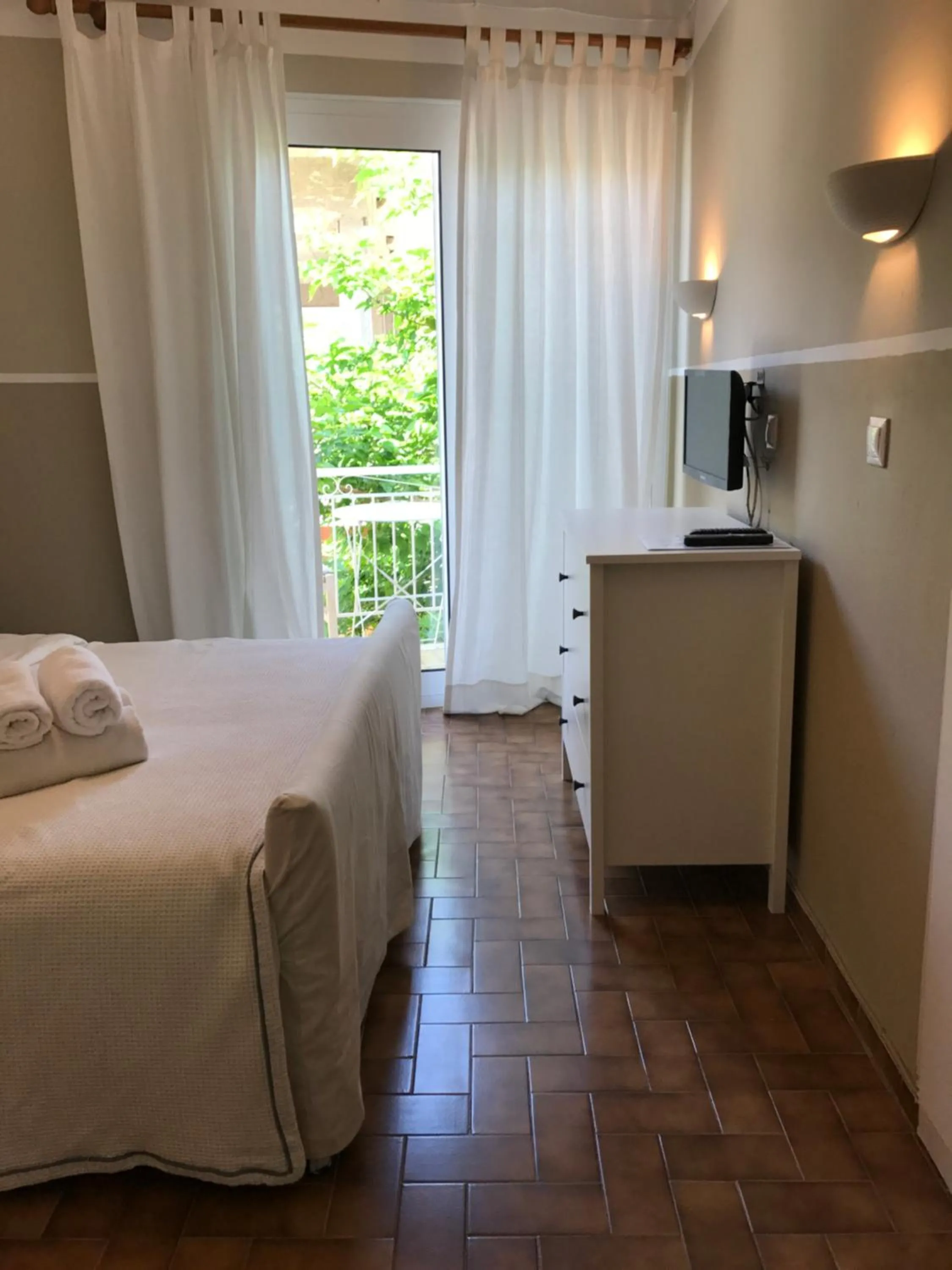 Photo of the whole room, Bed in Paradisos