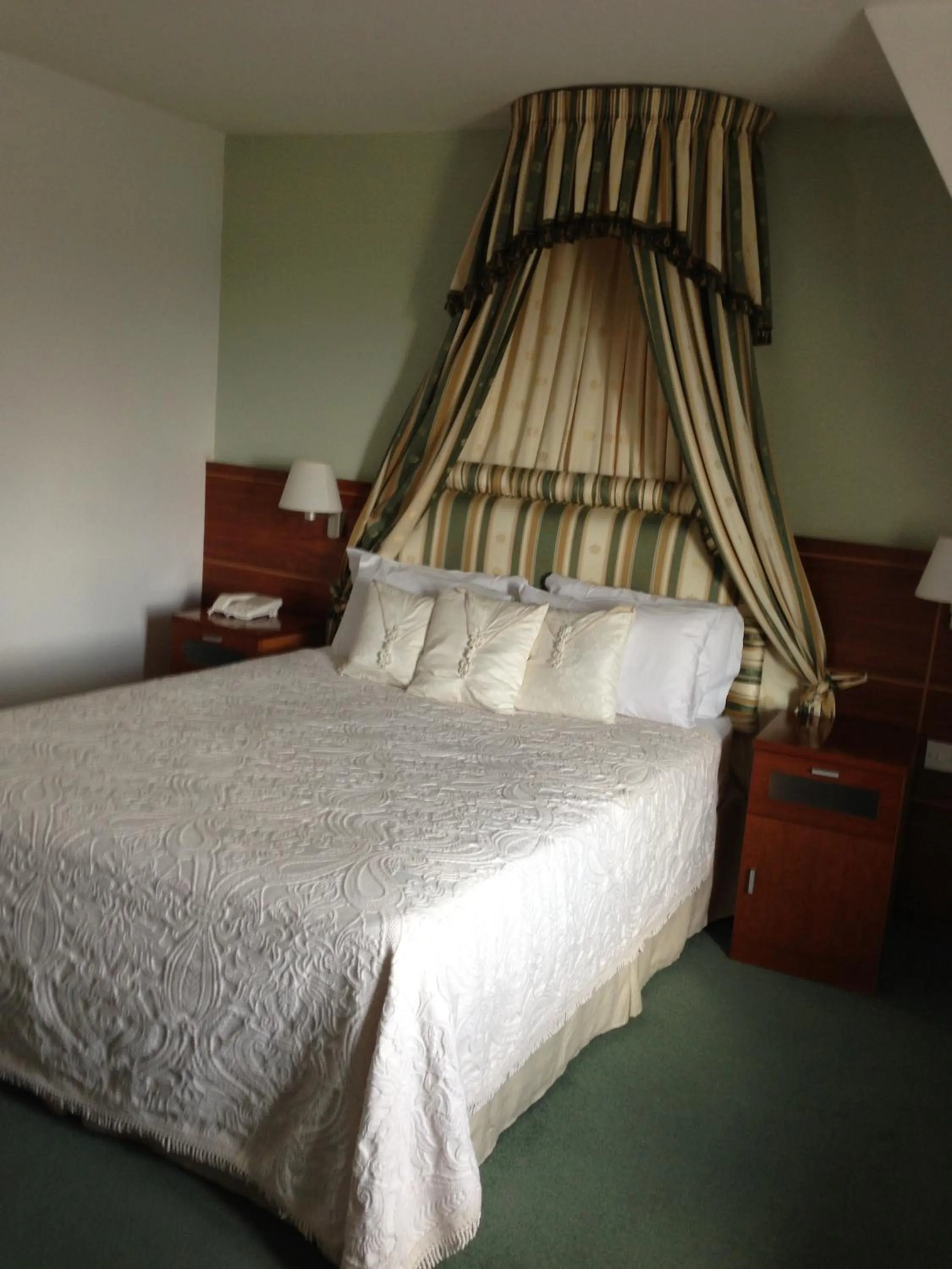 Bed in Ashbourne House Hotel
