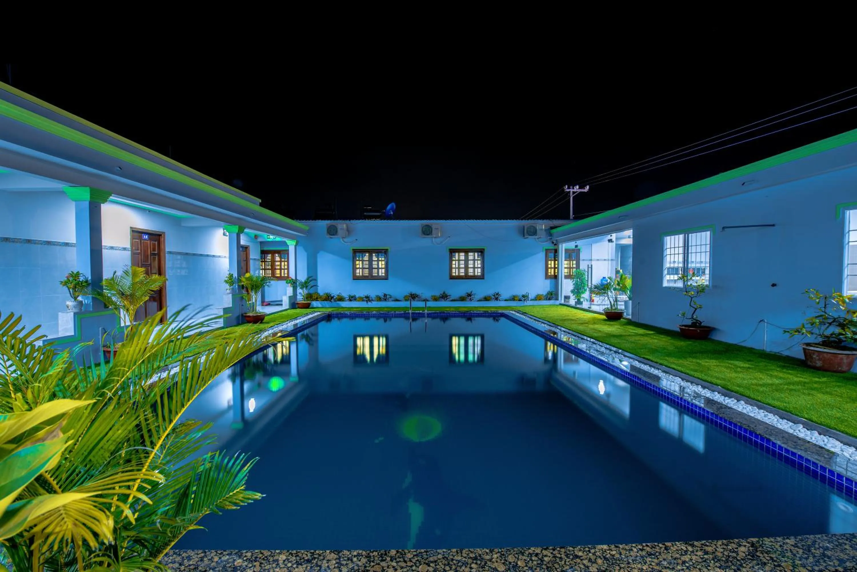 Swimming pool in Hotel Nguyên Toàn