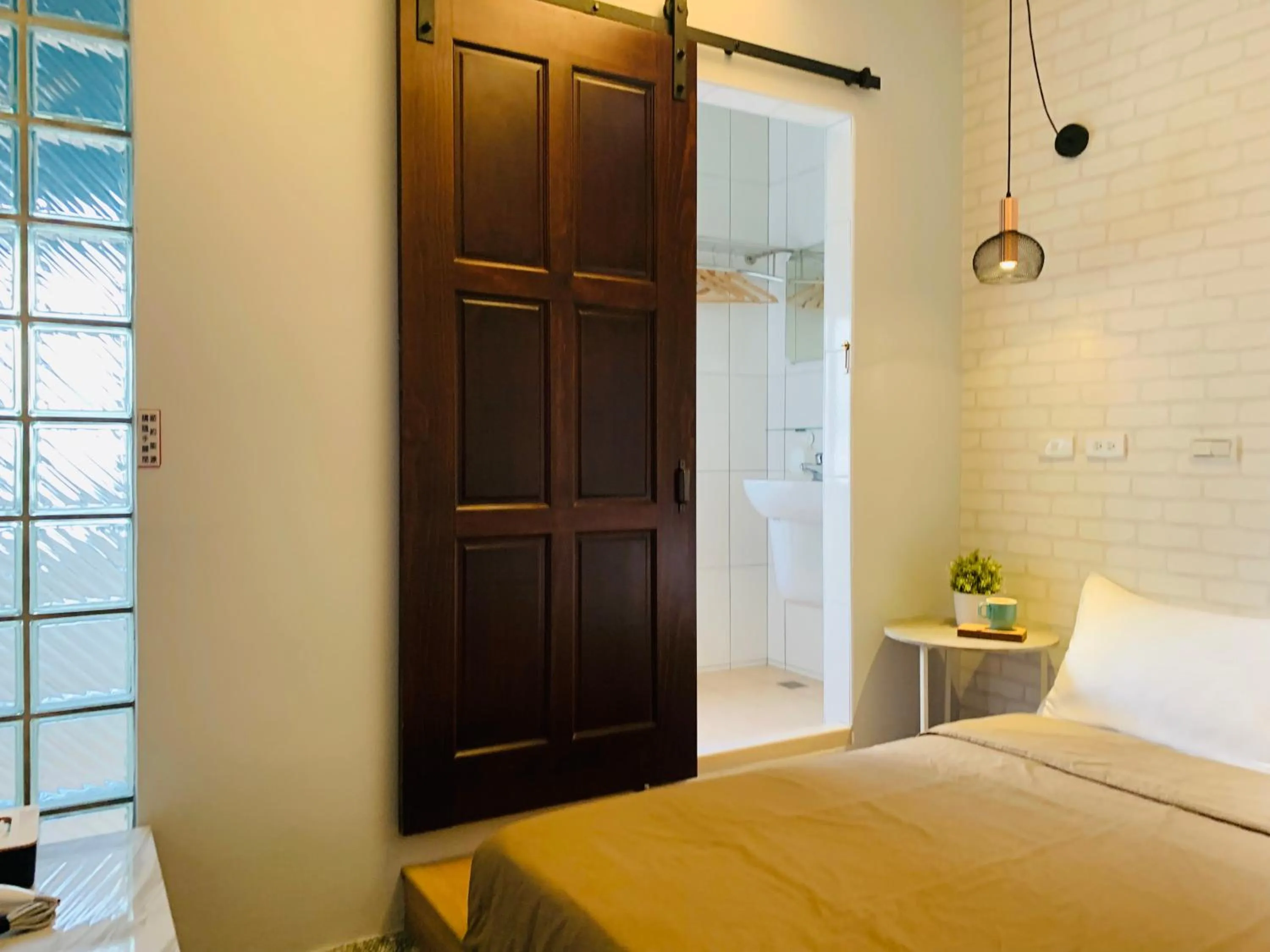 Photo of the whole room, Bed in OYAJI Guesthouse 歐野基民家宿泊