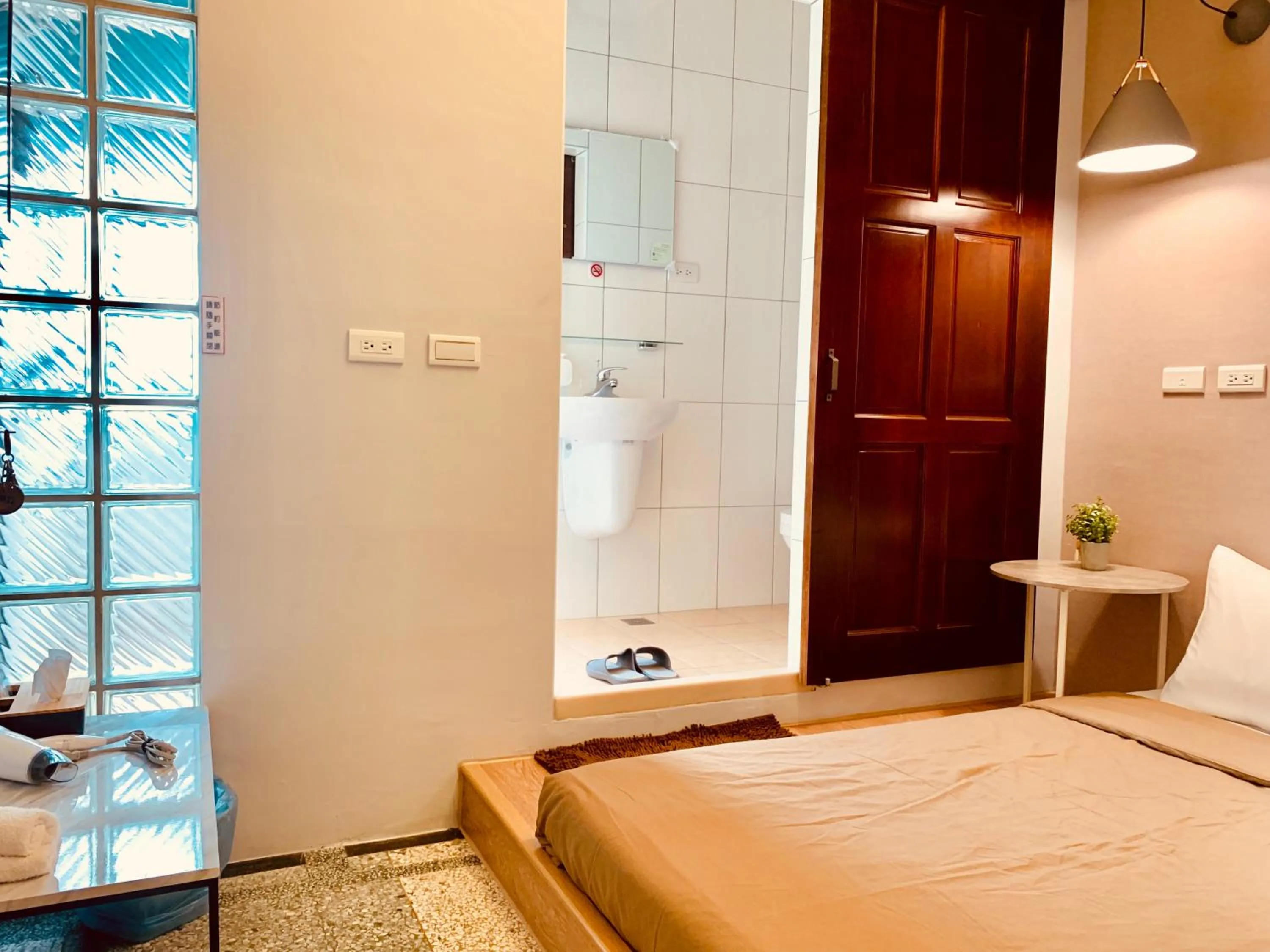 Bathroom, Bed in OYAJI Guesthouse 歐野基民家宿泊