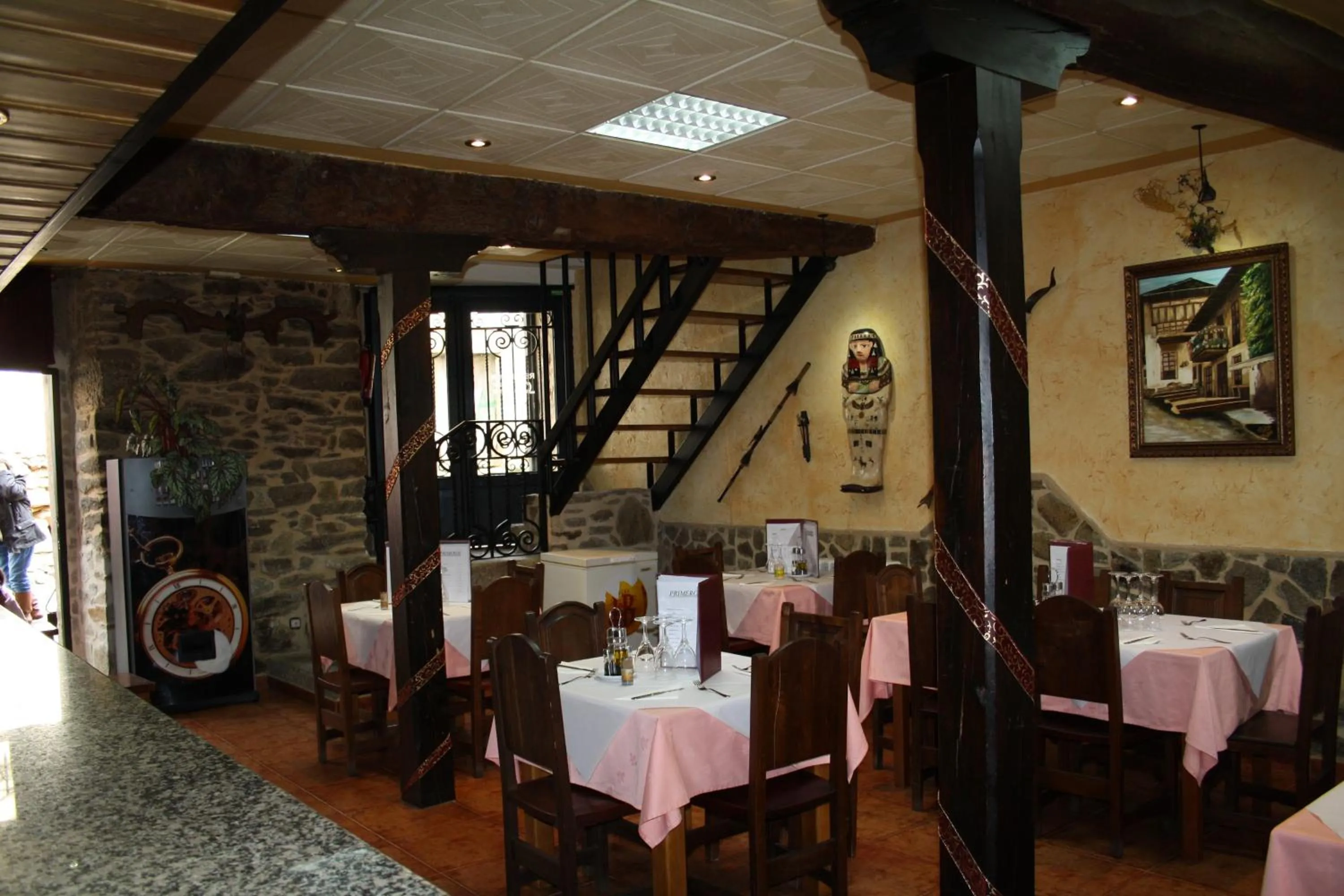 Restaurant/places to eat in Hostal Tribal