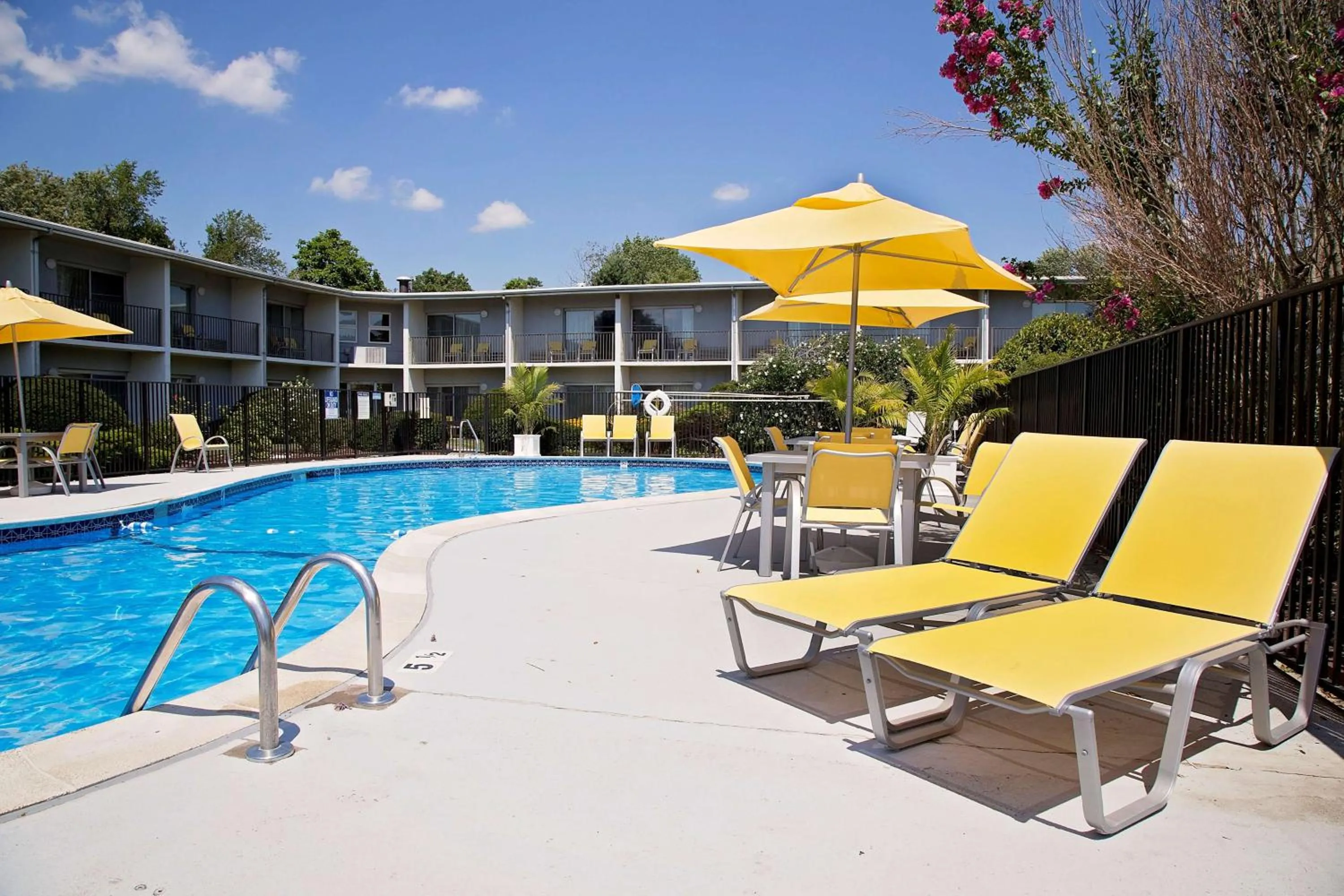 Pool view, Swimming Pool in Best Western at Historic Concord