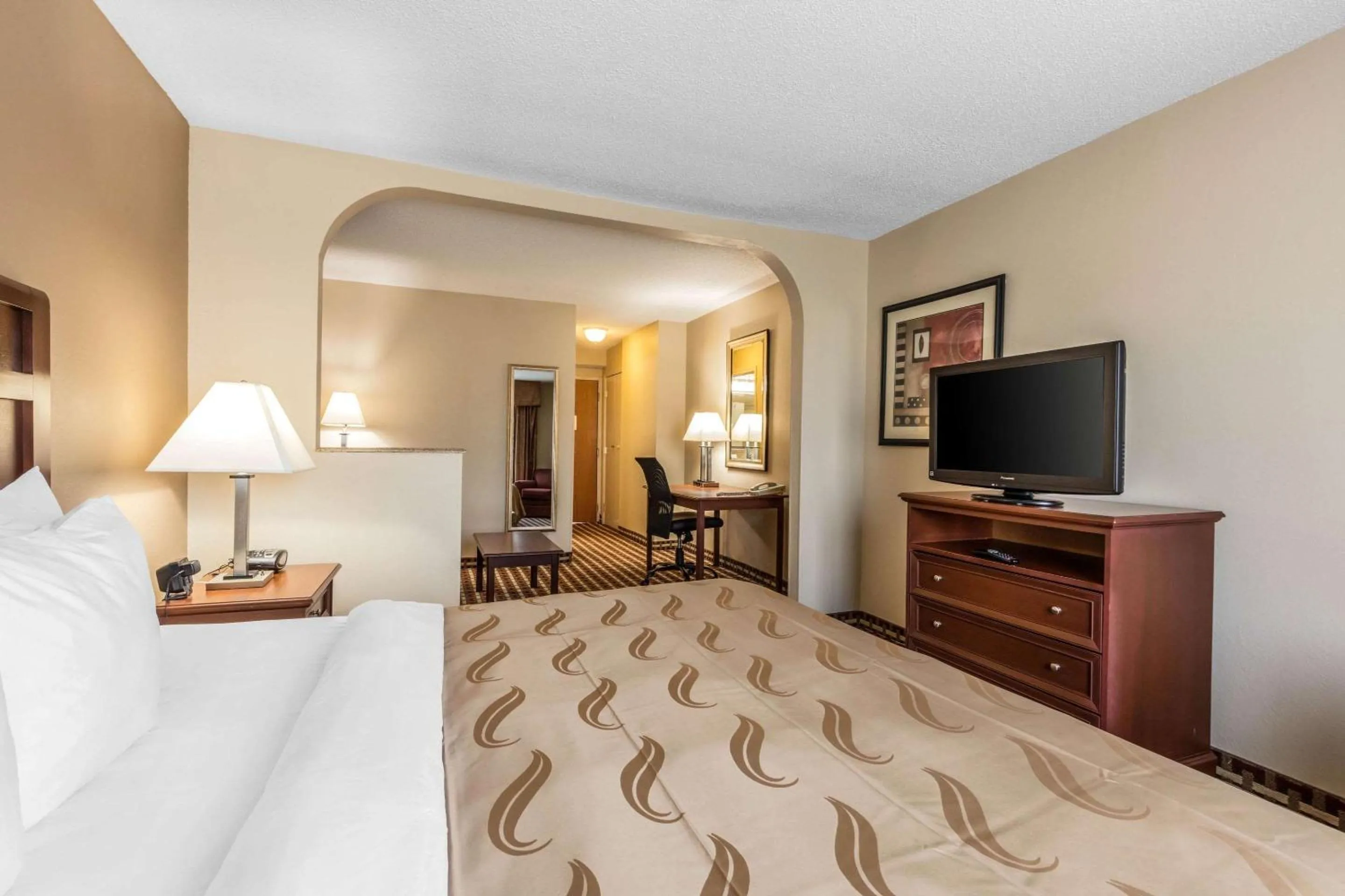 Bedroom, Bed in Quality Suites Paducah I-24