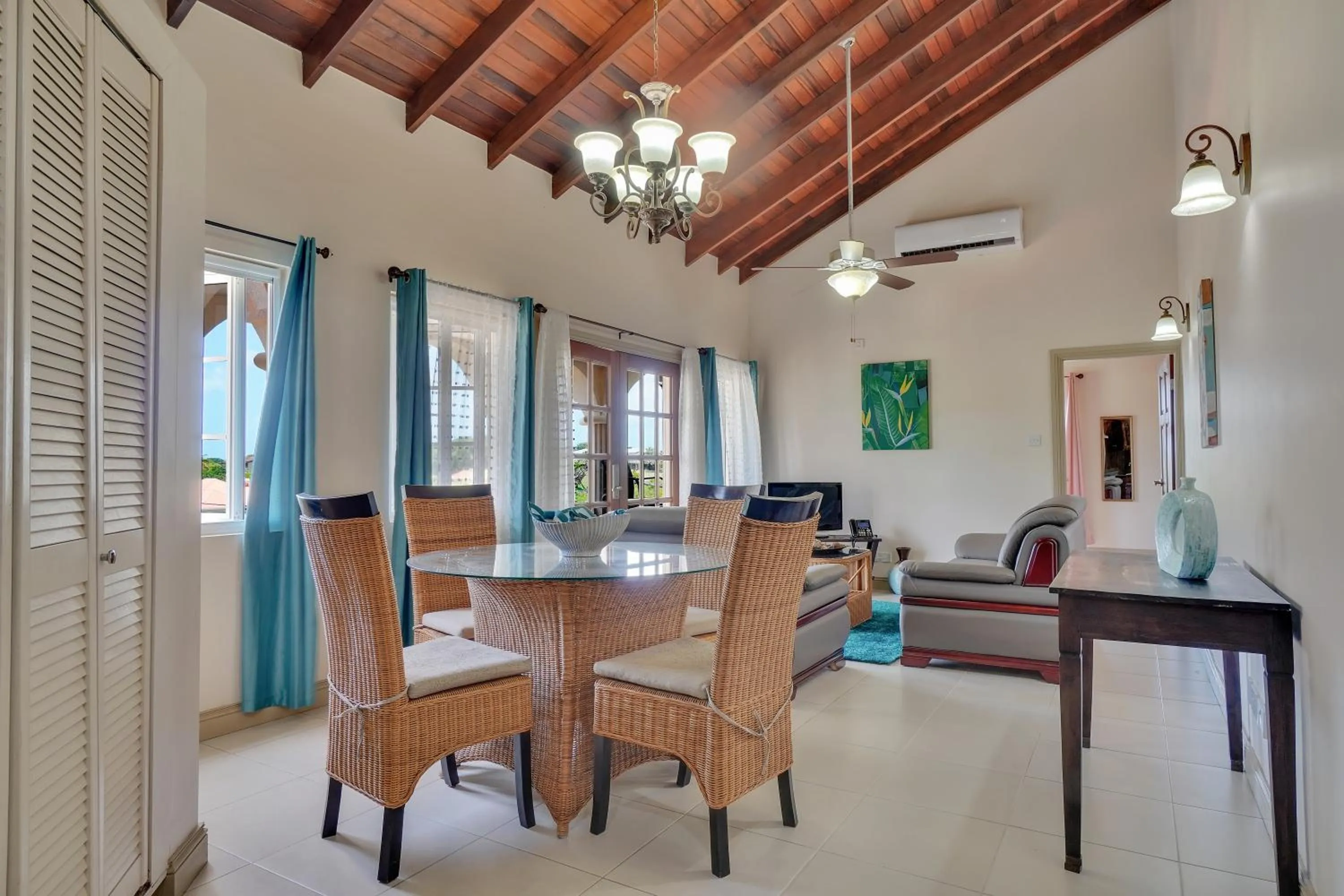 TV and multimedia in Mandela Court Suites Grenada