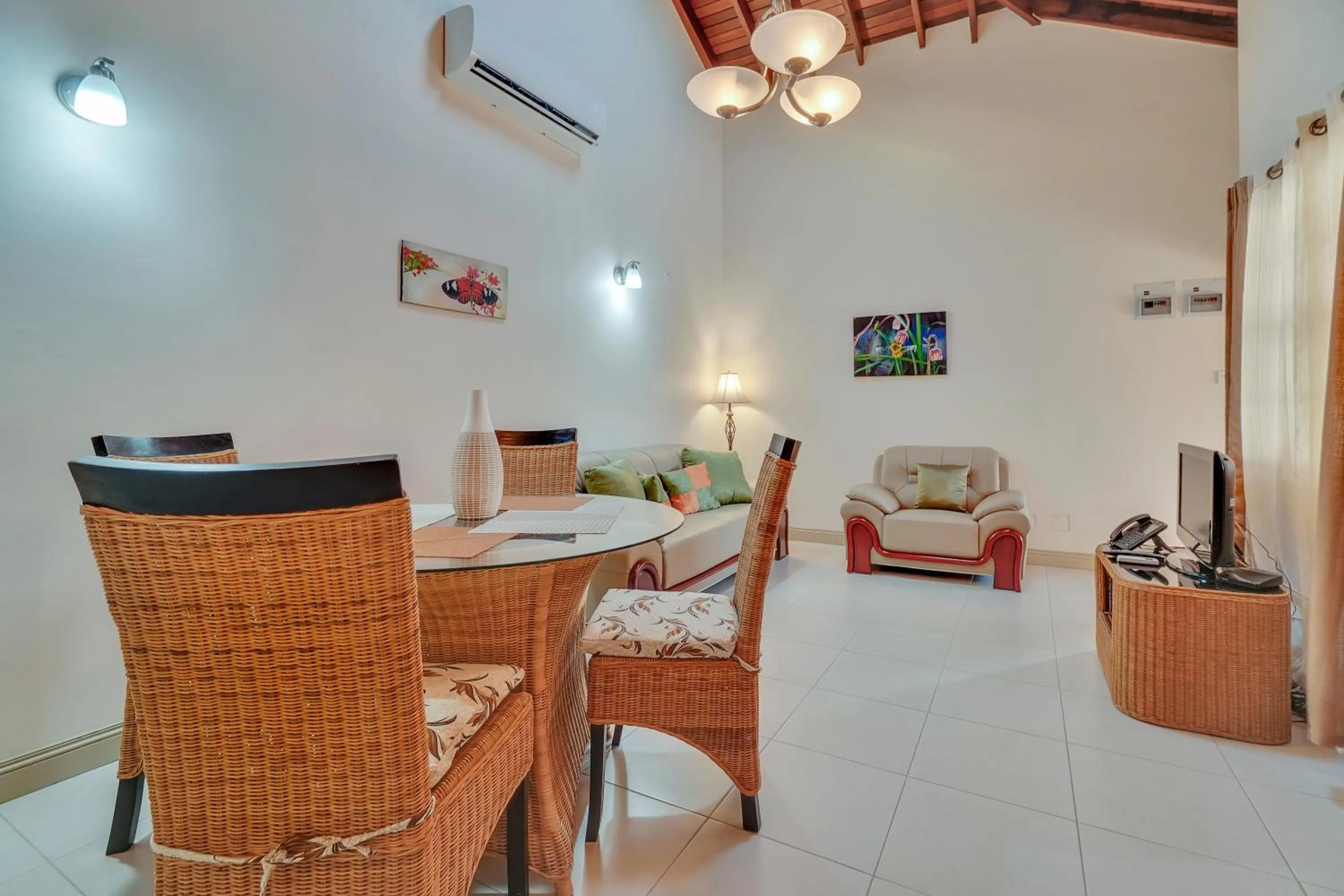 TV and multimedia in Mandela Court Suites Grenada