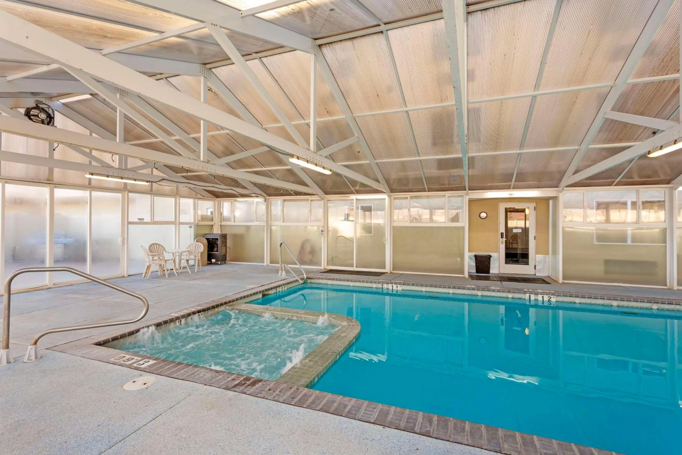 Swimming pool in Comfort Inn Richfield I-70