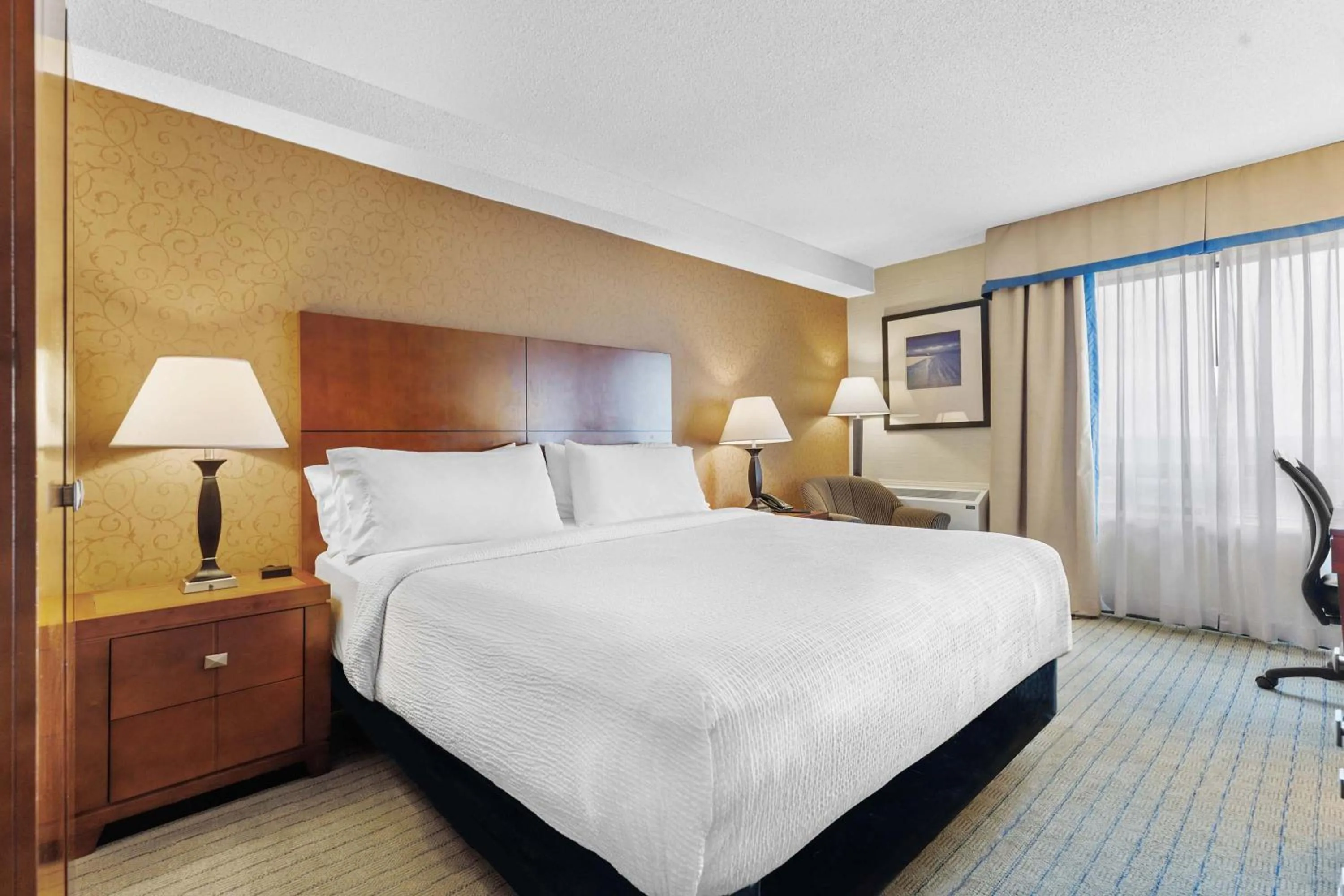 Photo of the whole room, Bed in Sandman Hotel & Suites London Downtown