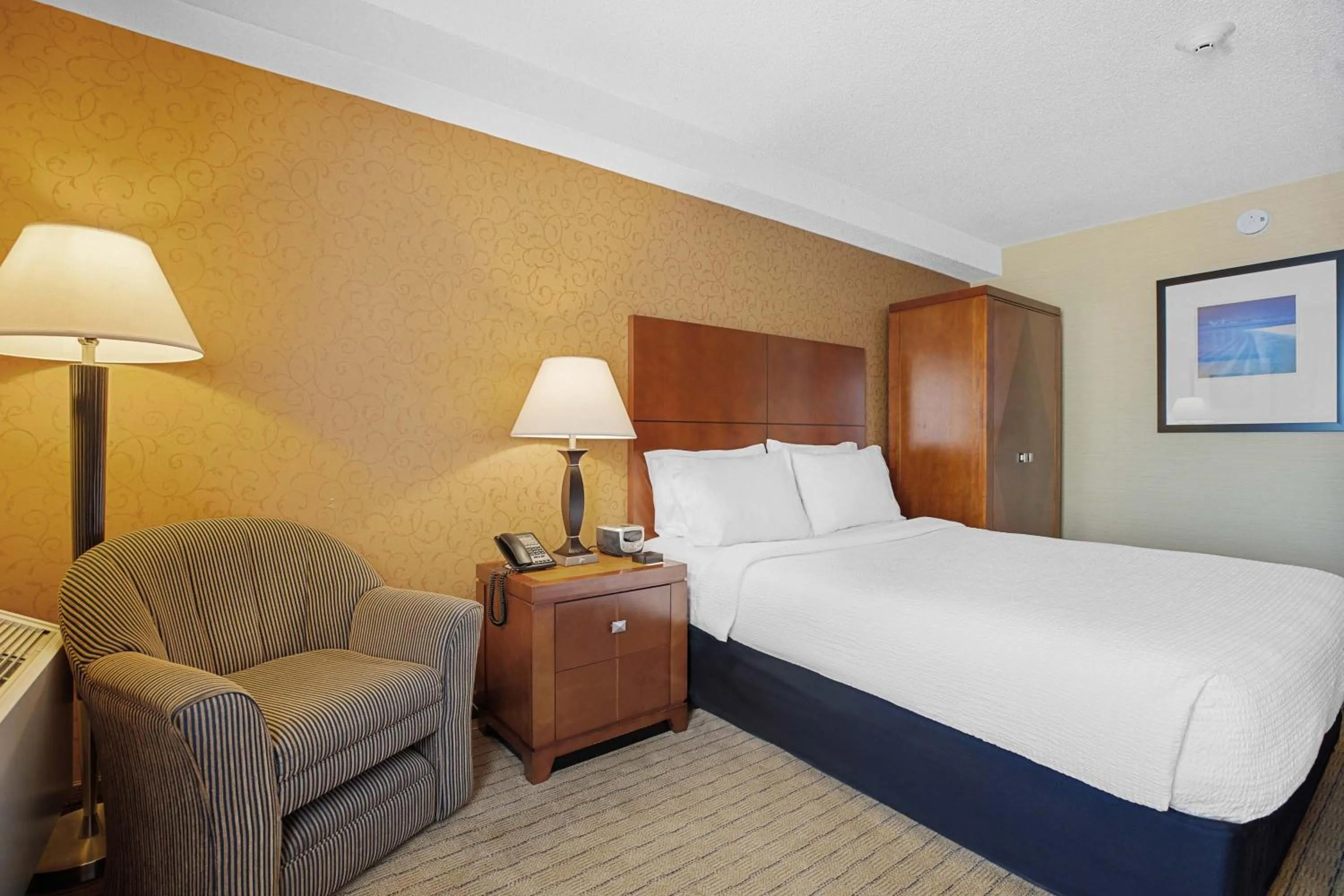 Photo of the whole room, Bed in Sandman Hotel & Suites London Downtown