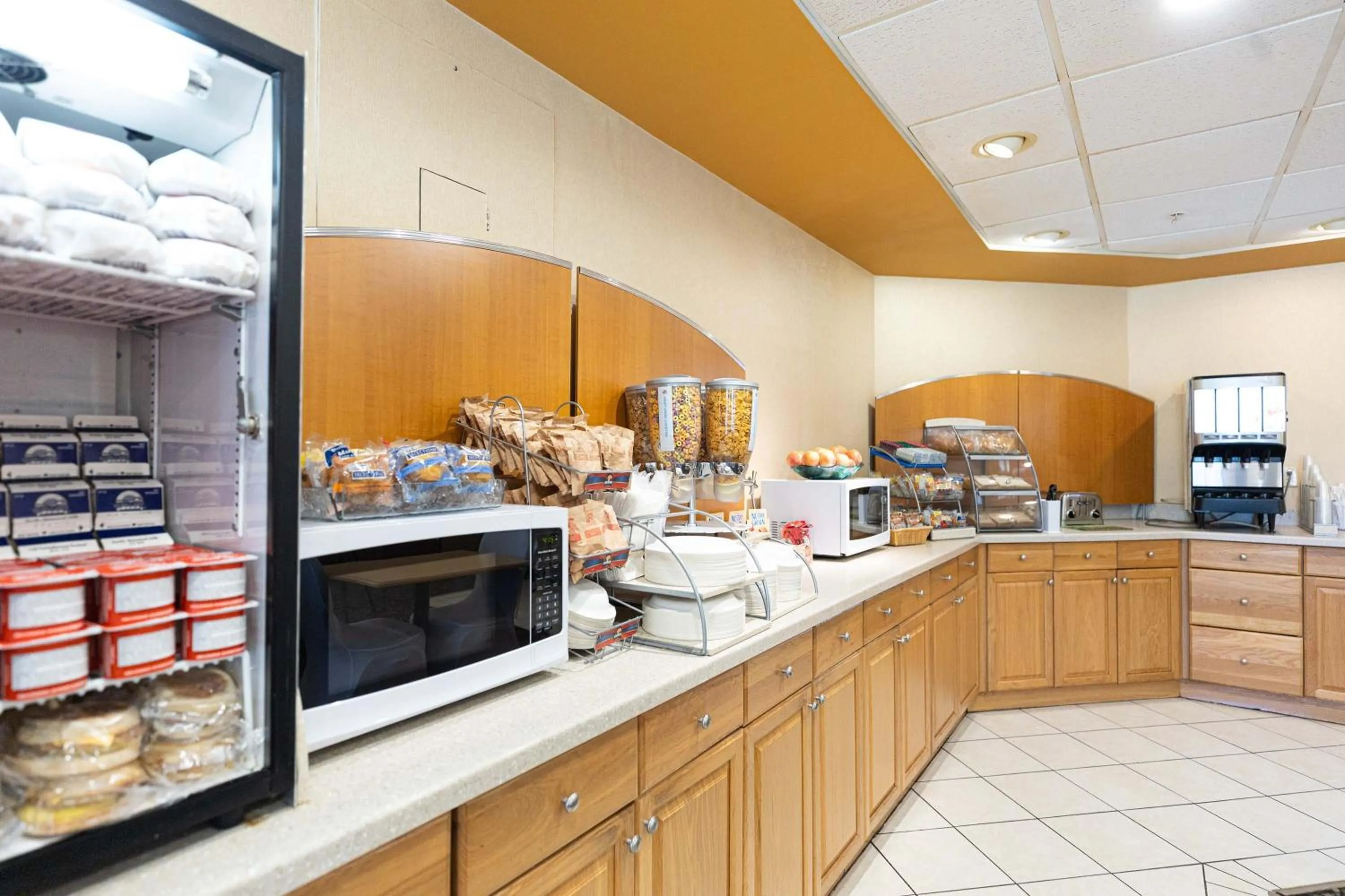 Breakfast in Sandman Hotel & Suites London Downtown