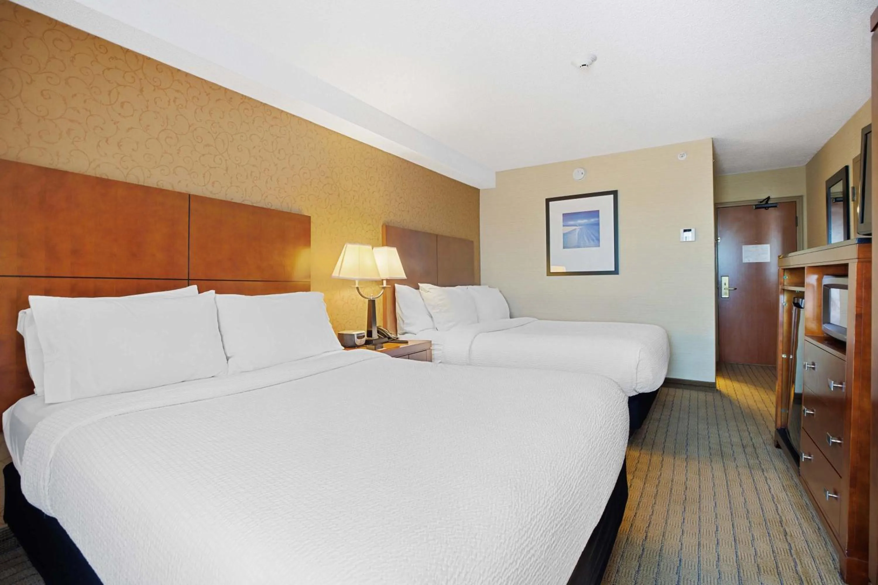 Photo of the whole room, Bed in Sandman Hotel & Suites London Downtown