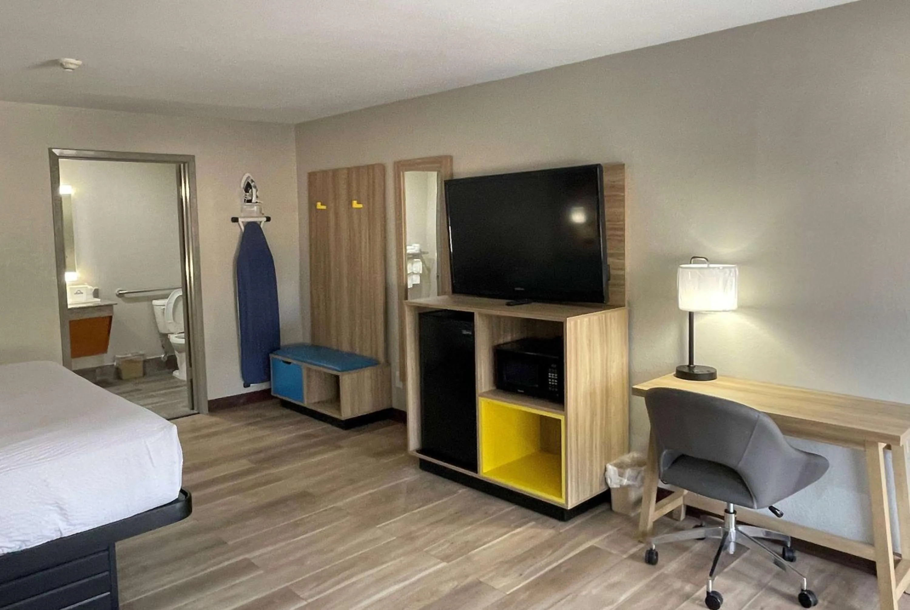 Photo of the whole room, Bed in Days Inn by Wyndham New Braunfels
