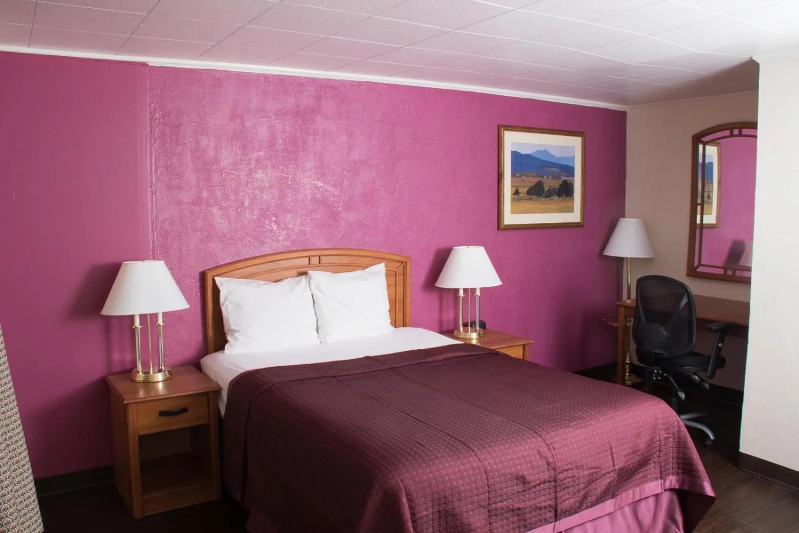 Property building, Bed in Budget Inn