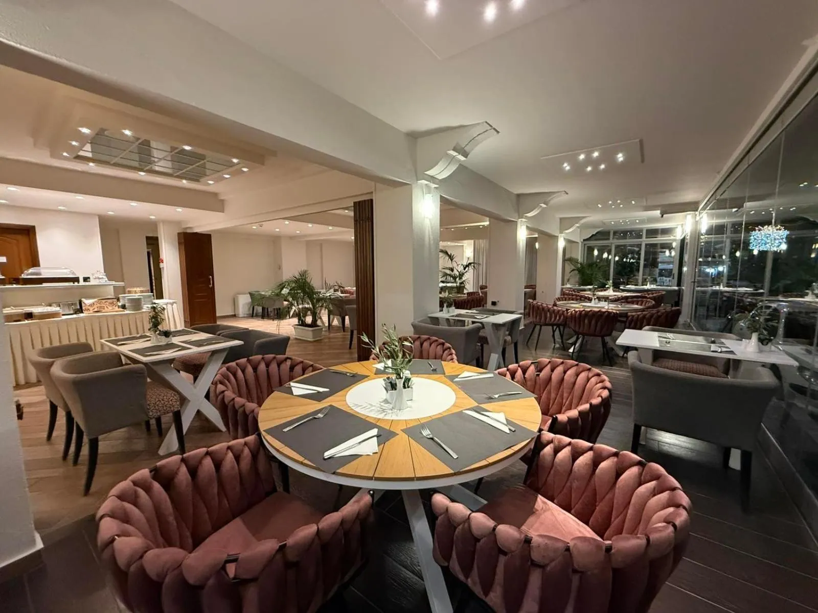 Restaurant/places to eat in Aeolis Hotel