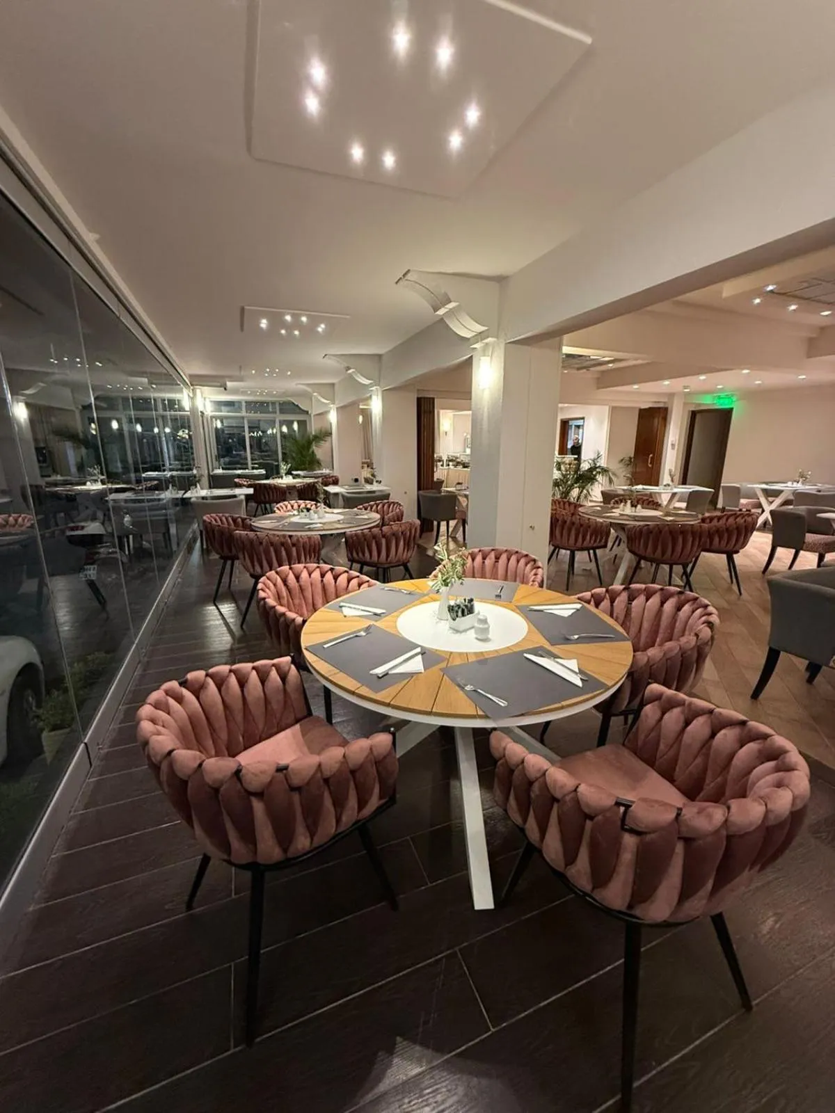 Restaurant/places to eat in Aeolis Hotel