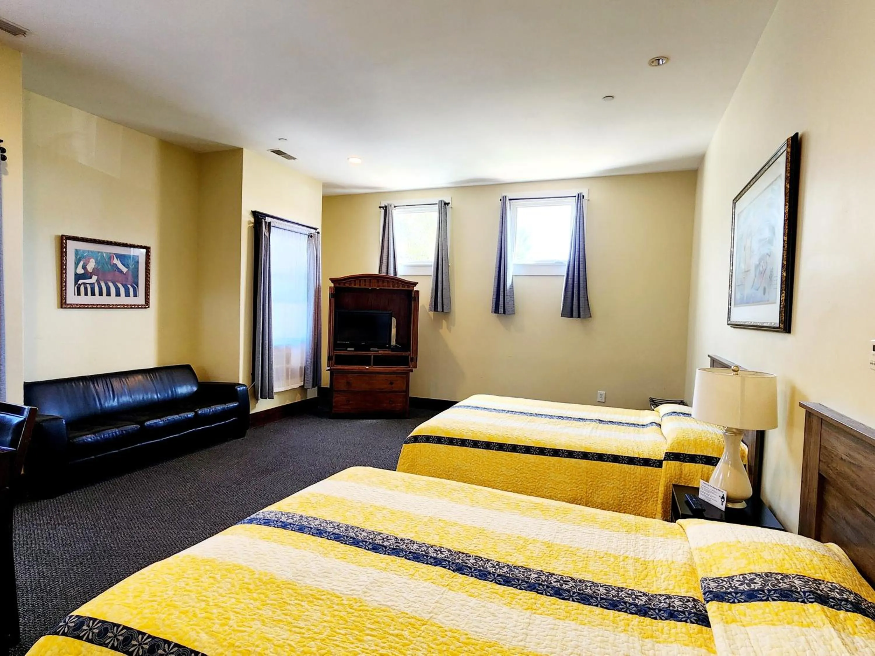 Bed in Santa Paula Inn