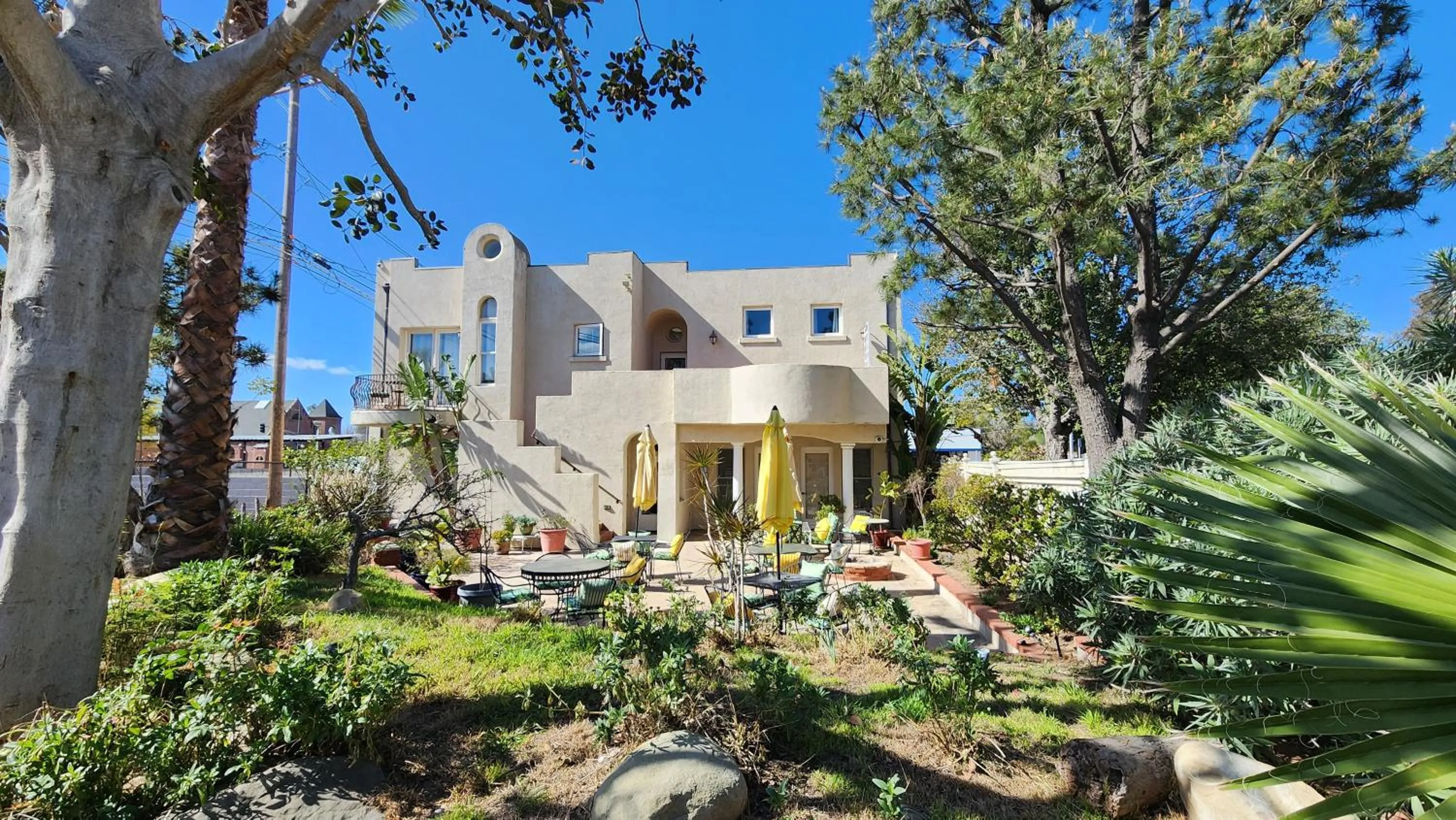 Property building in Santa Paula Inn