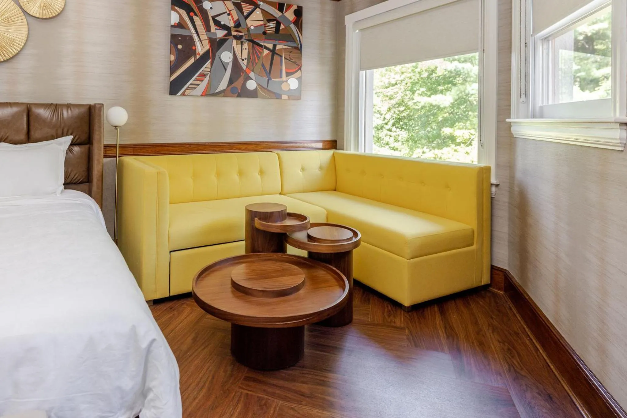 Seating area, Bed in Chateau Merrimack Hotel & Spa
