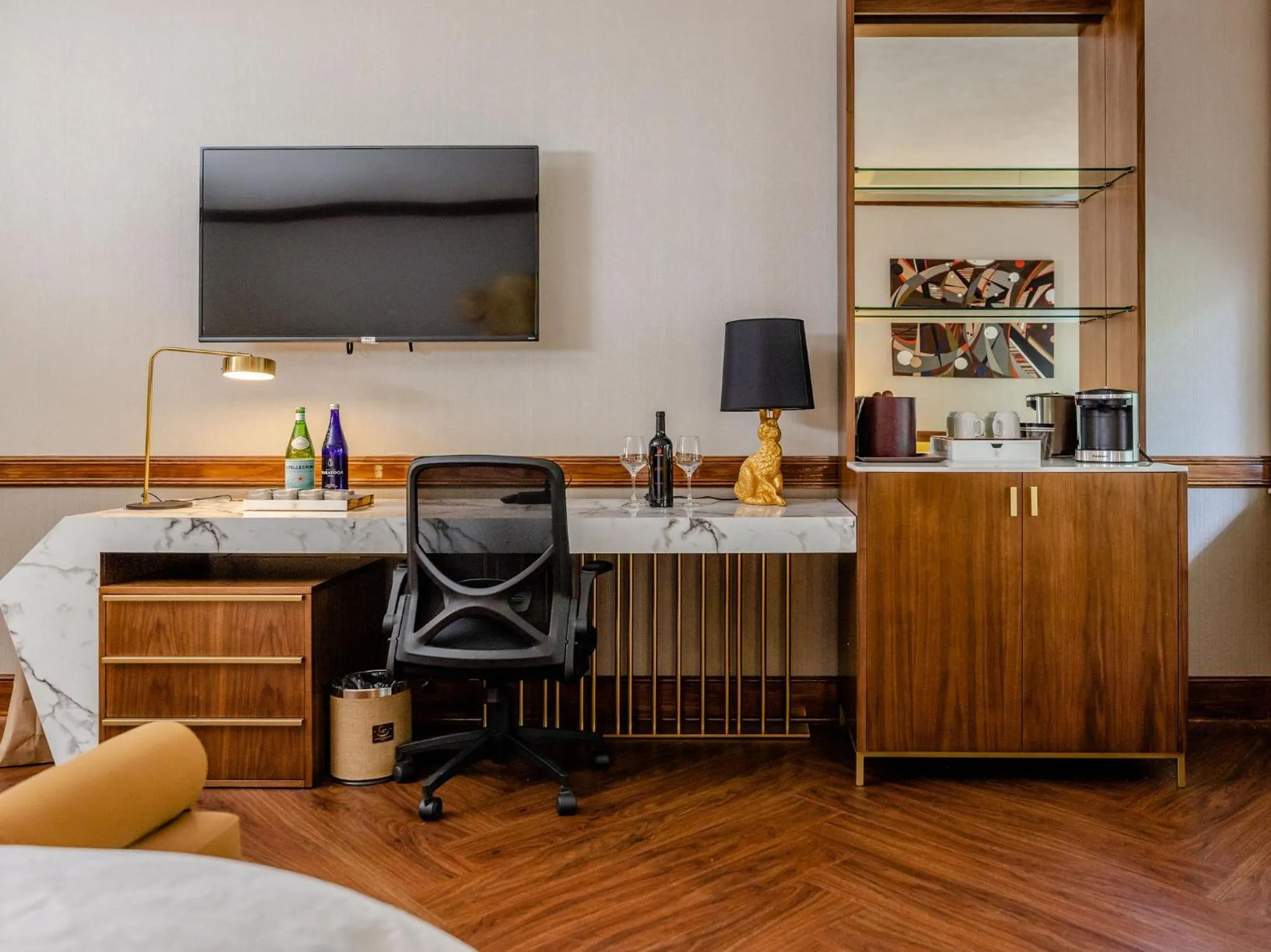 TV and multimedia in Chateau Merrimack Hotel & Spa