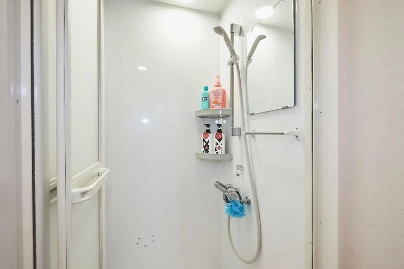 Shower in F1-Upmarket Huose in Shinjuku