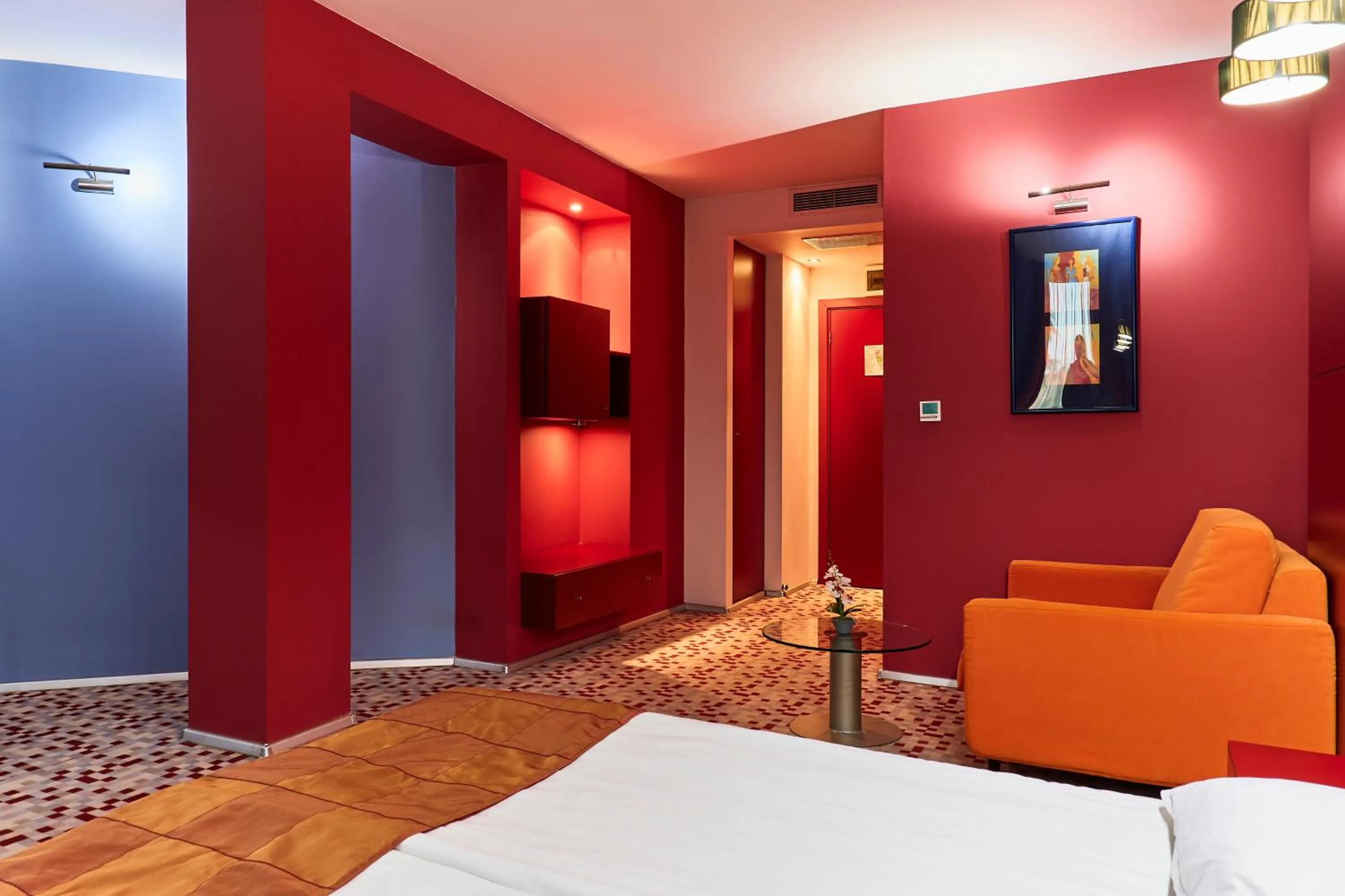 Photo of the whole room, Bed in Monet Hotel