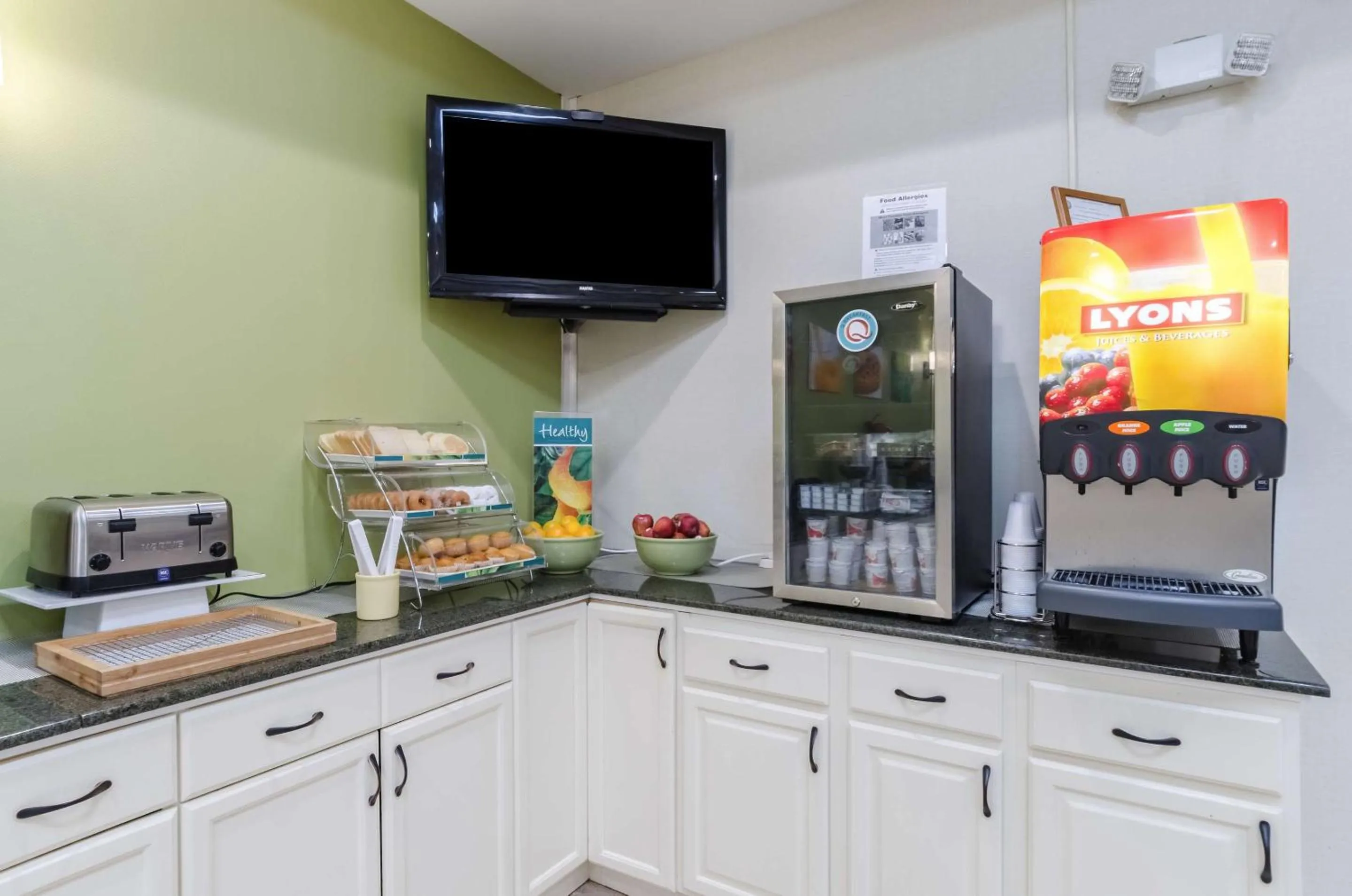 Breakfast in Quality Inn West Springfield