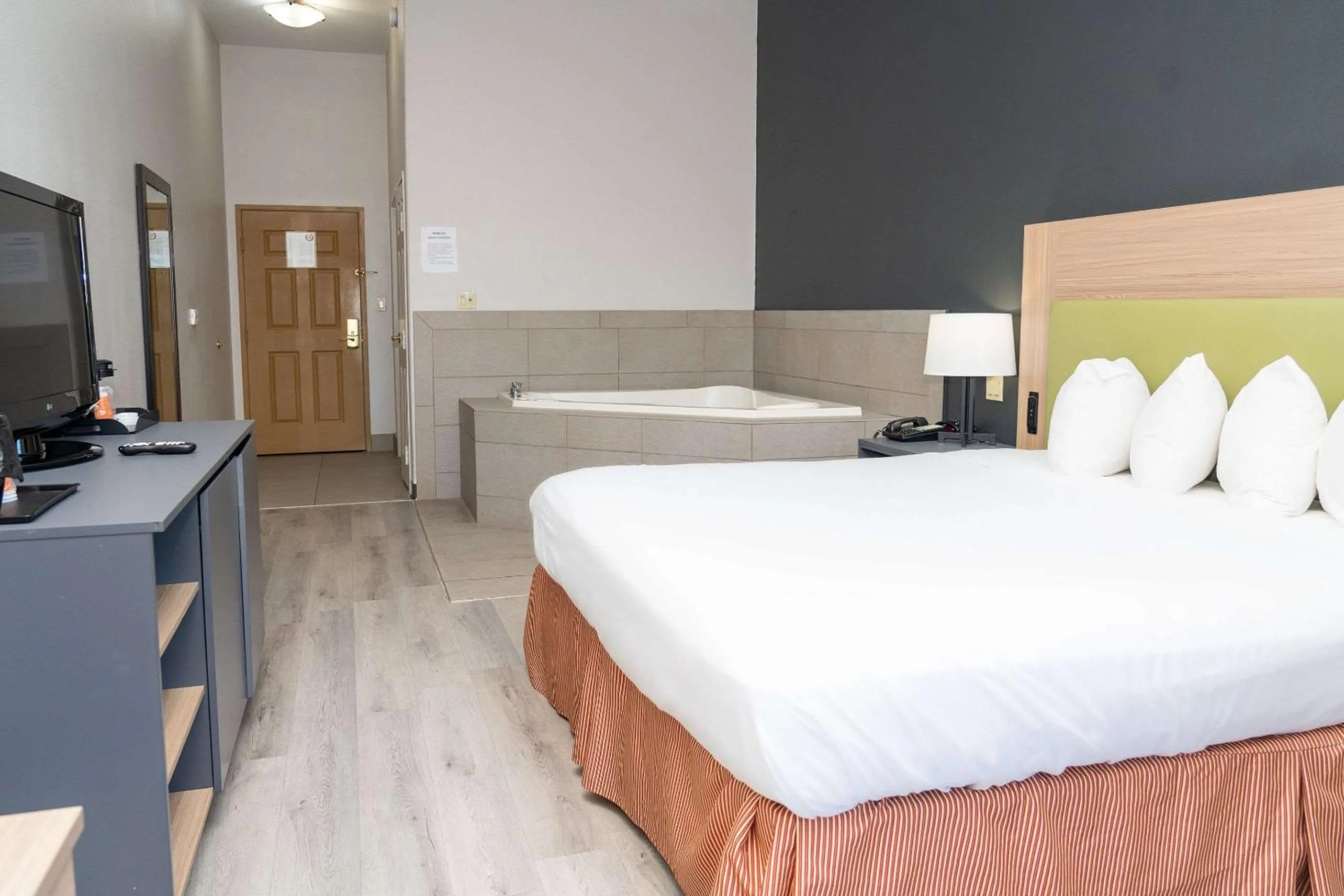 Bedroom, Bed in Country Inn & Suites by Radisson, College Station, TX