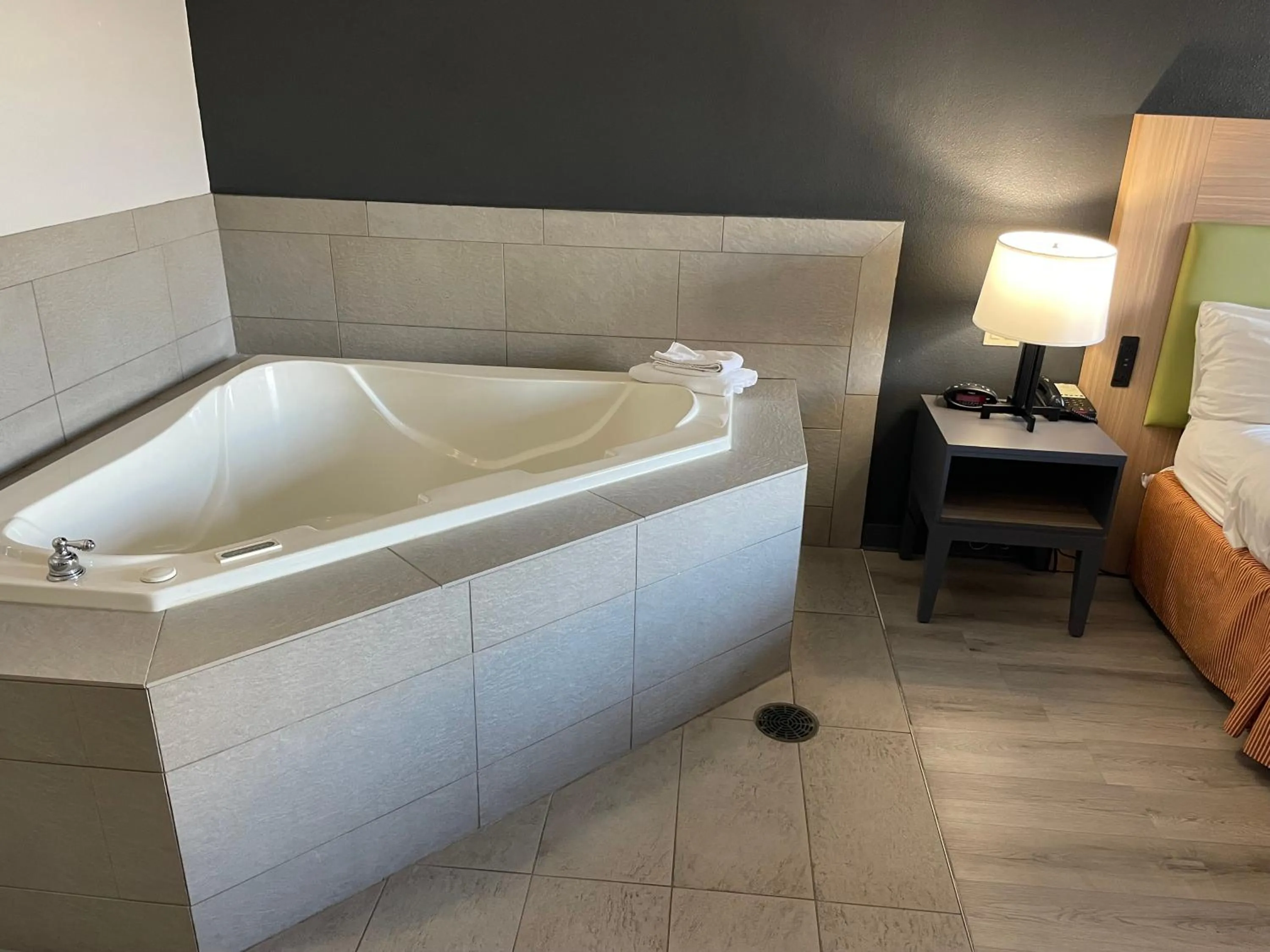 Hot Tub, Bed in Country Inn & Suites by Radisson, College Station, TX