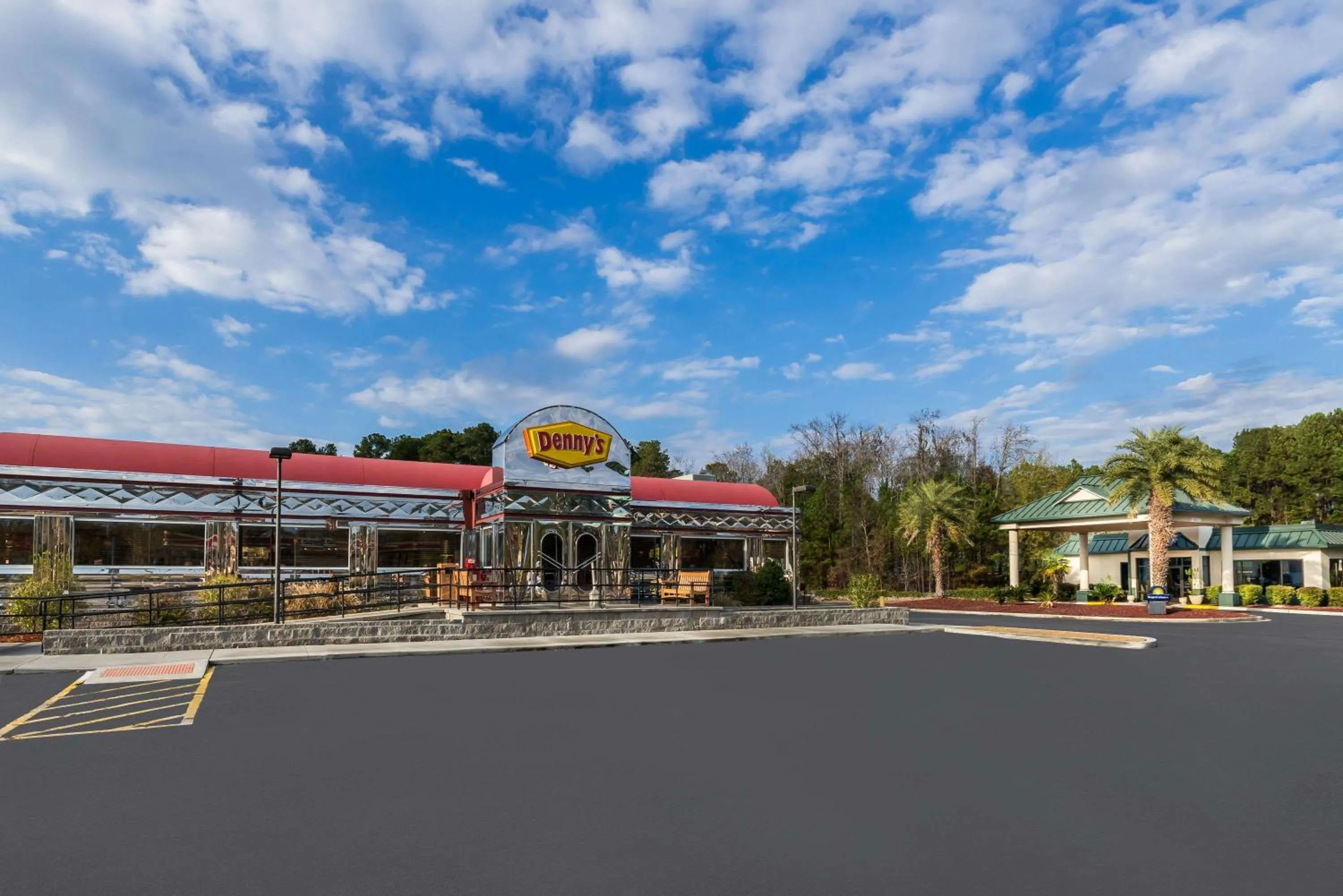 Property building in Days Inn by Wyndham Richmond Hill/Savannah