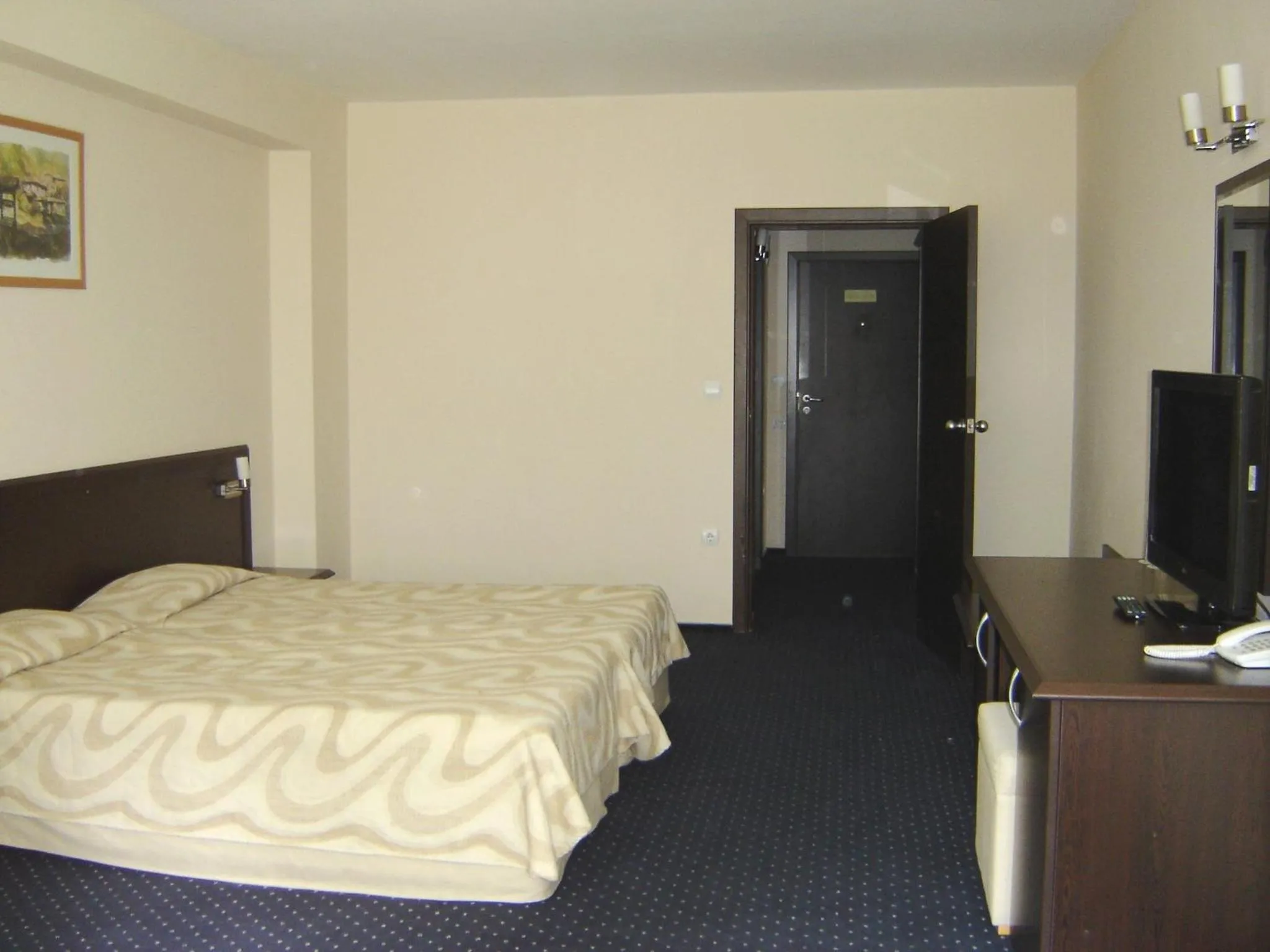 Communal lounge/ TV room, Bed in Finlandia Hotel