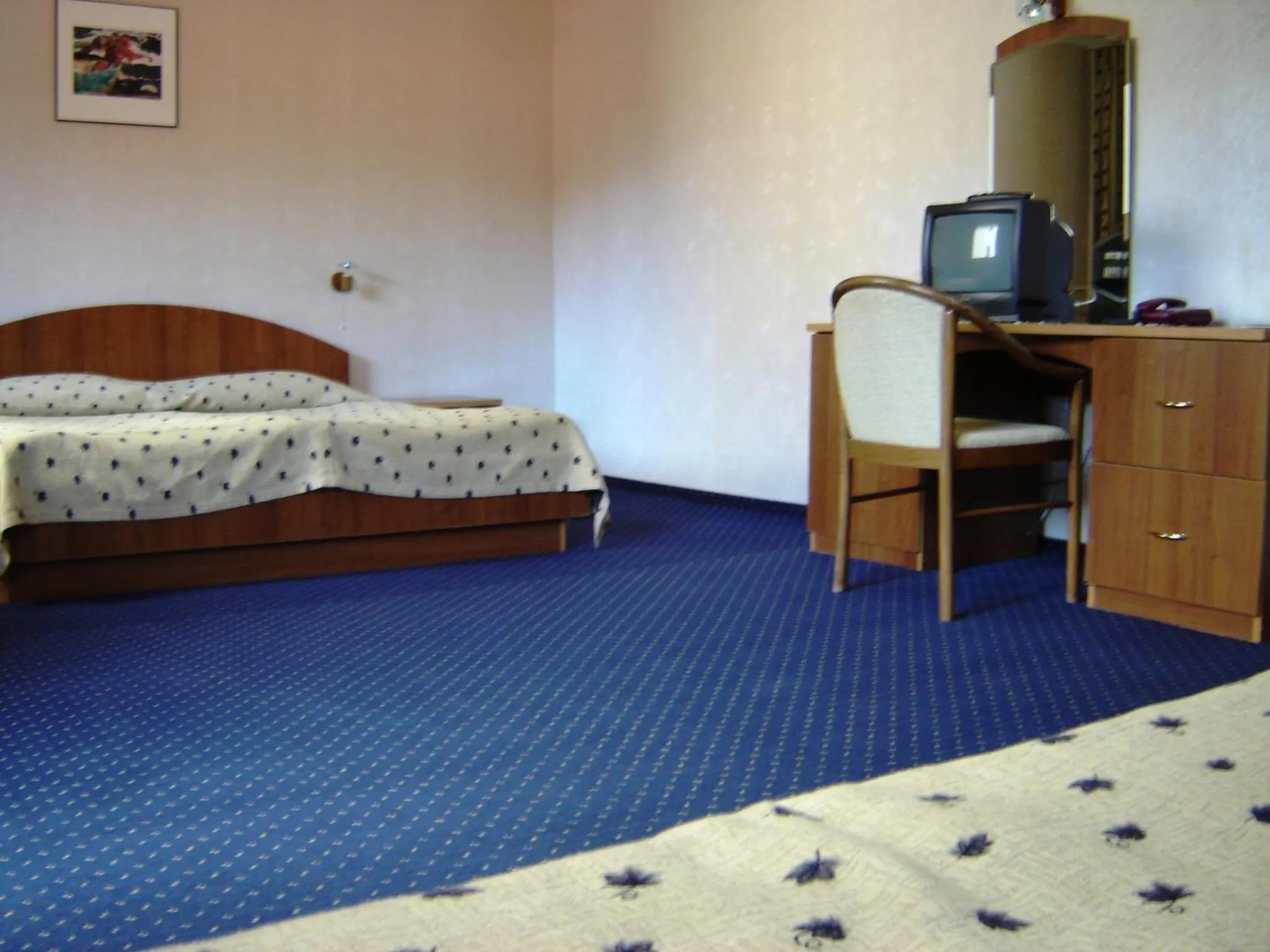 Communal lounge/ TV room, Bed in Finlandia Hotel