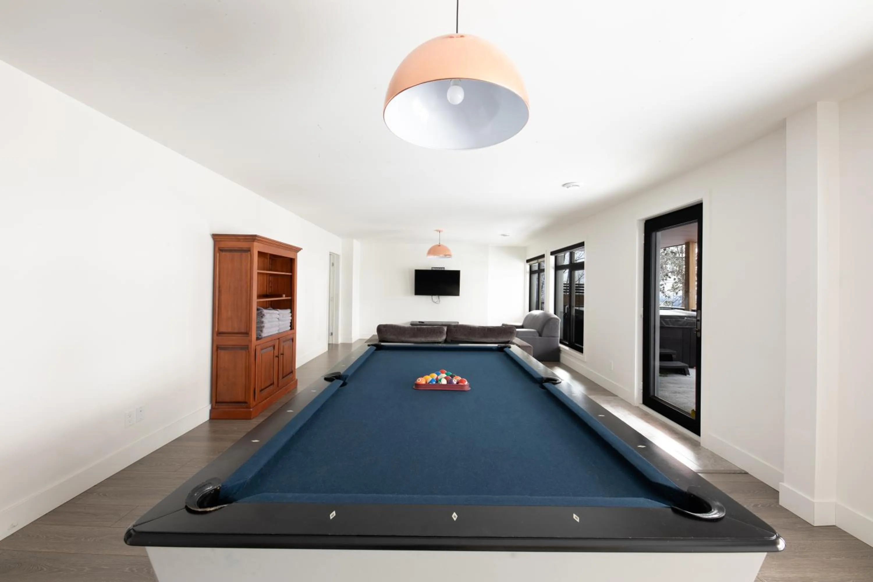 Billiard in Auberge de la Montagne Coupée