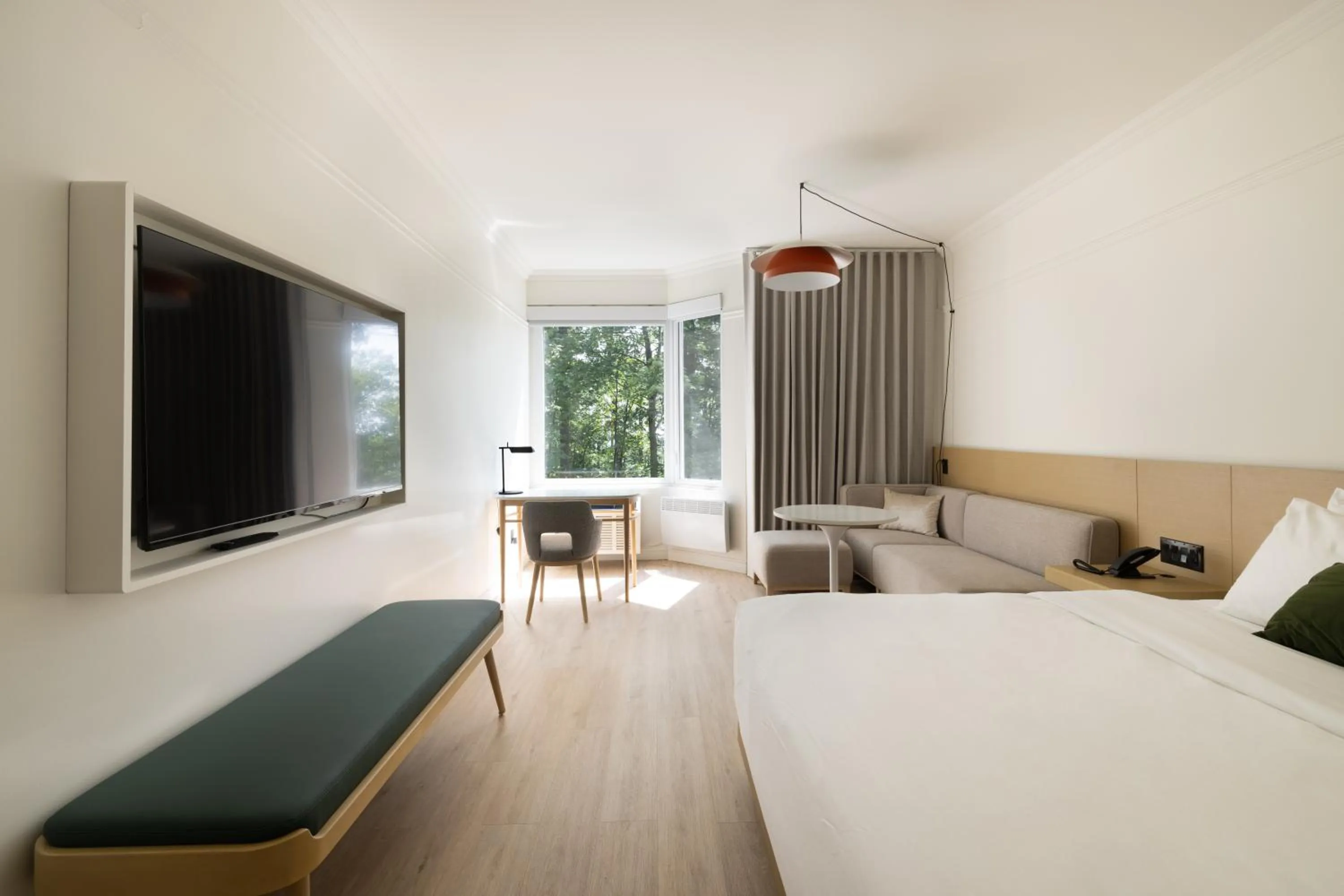 Photo of the whole room, Bed in Auberge de la Montagne Coupée