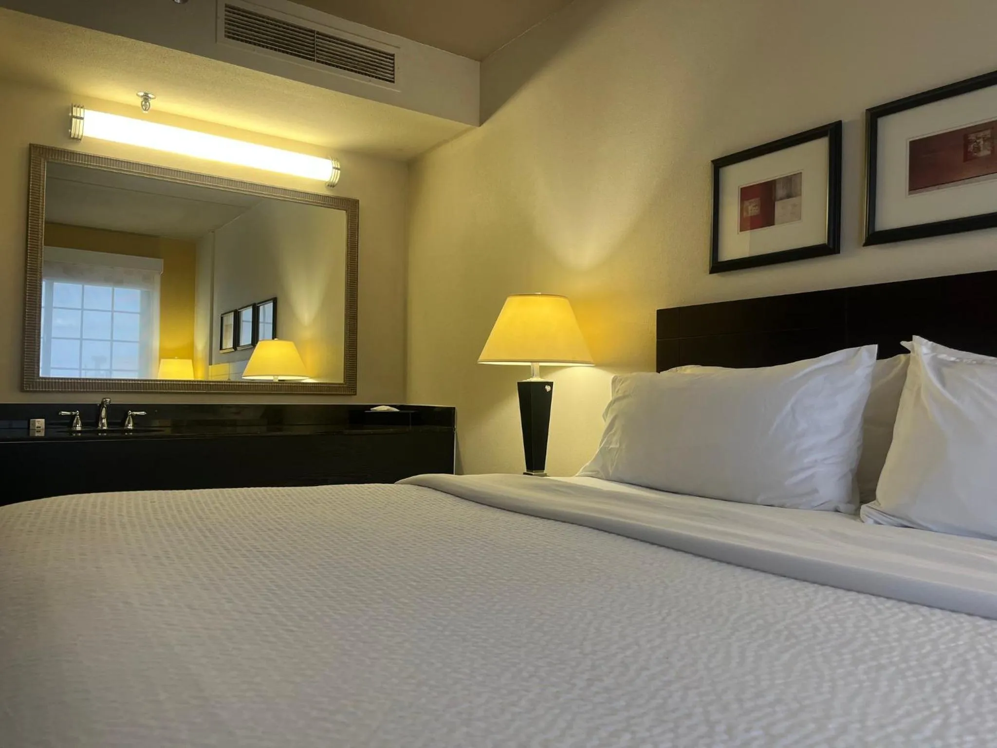 Photo of the whole room, Bed in Holiday Inn & Suites Springfield - I-44 by IHG