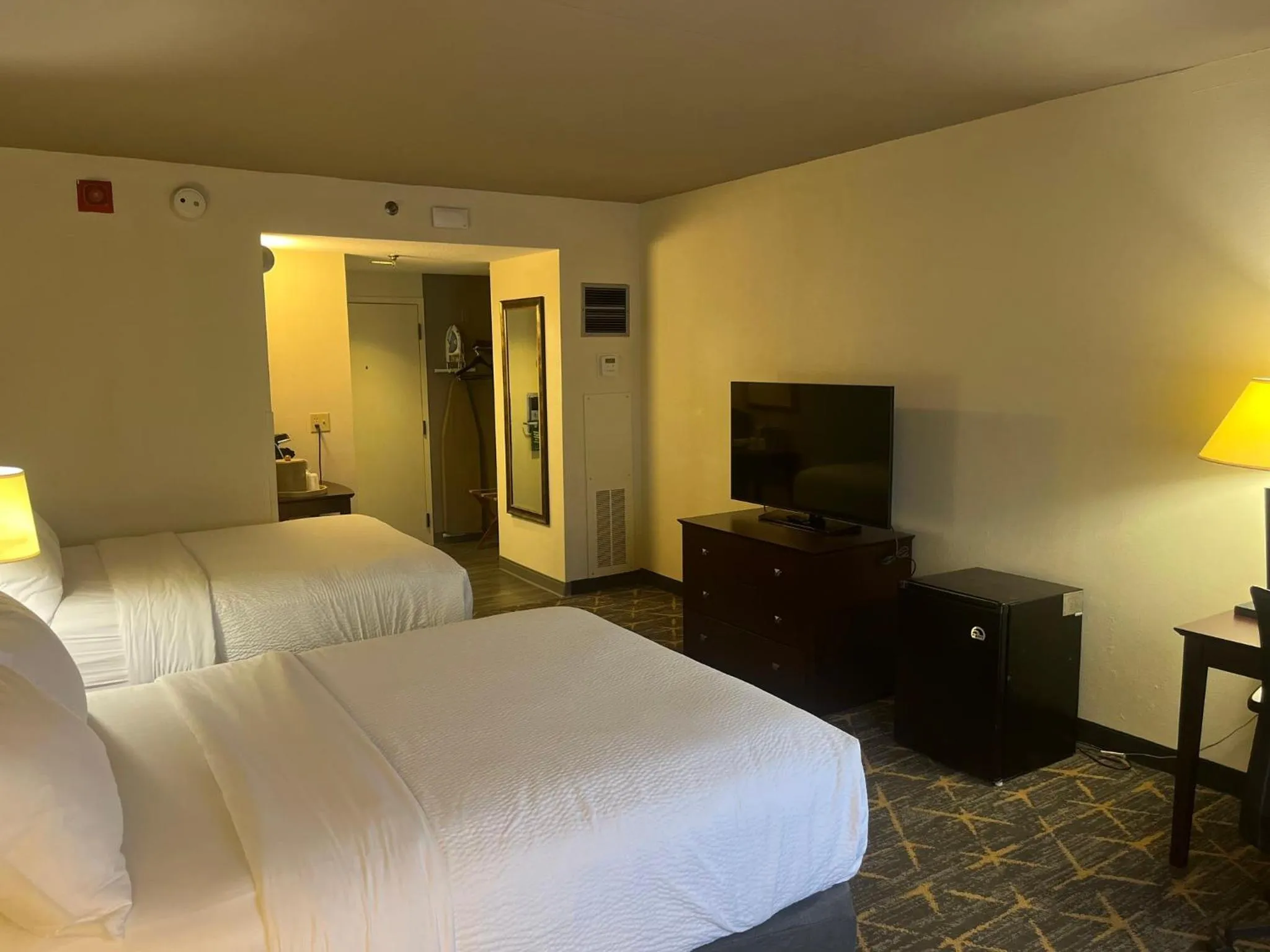 Photo of the whole room, Bed in Holiday Inn & Suites Springfield - I-44 by IHG