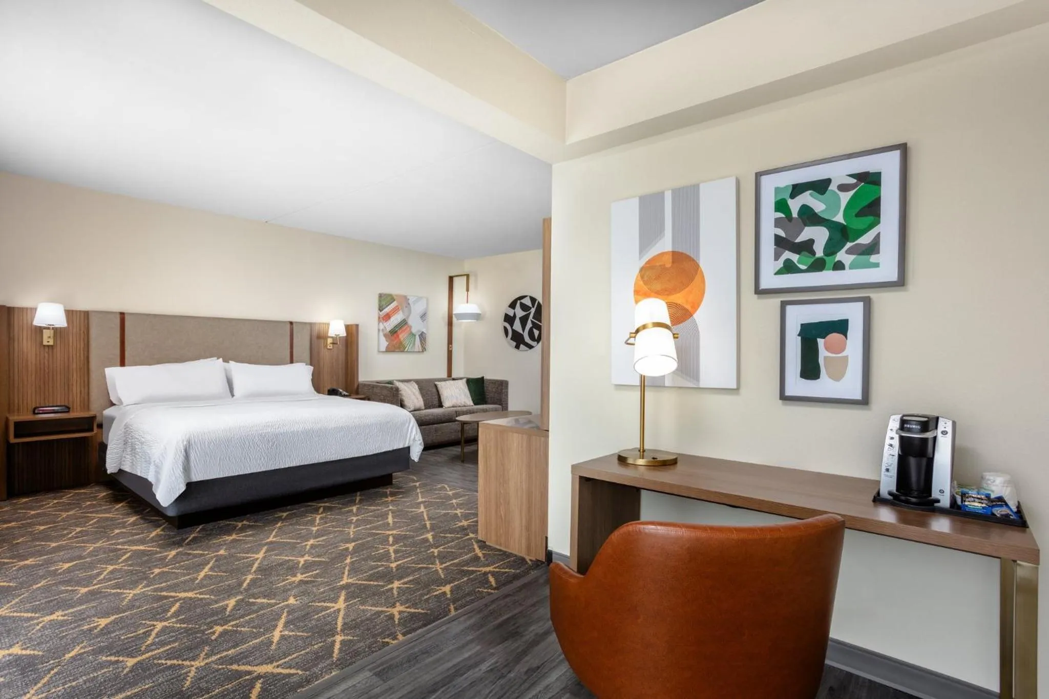 Photo of the whole room, Bed in Holiday Inn & Suites Springfield - I-44 by IHG