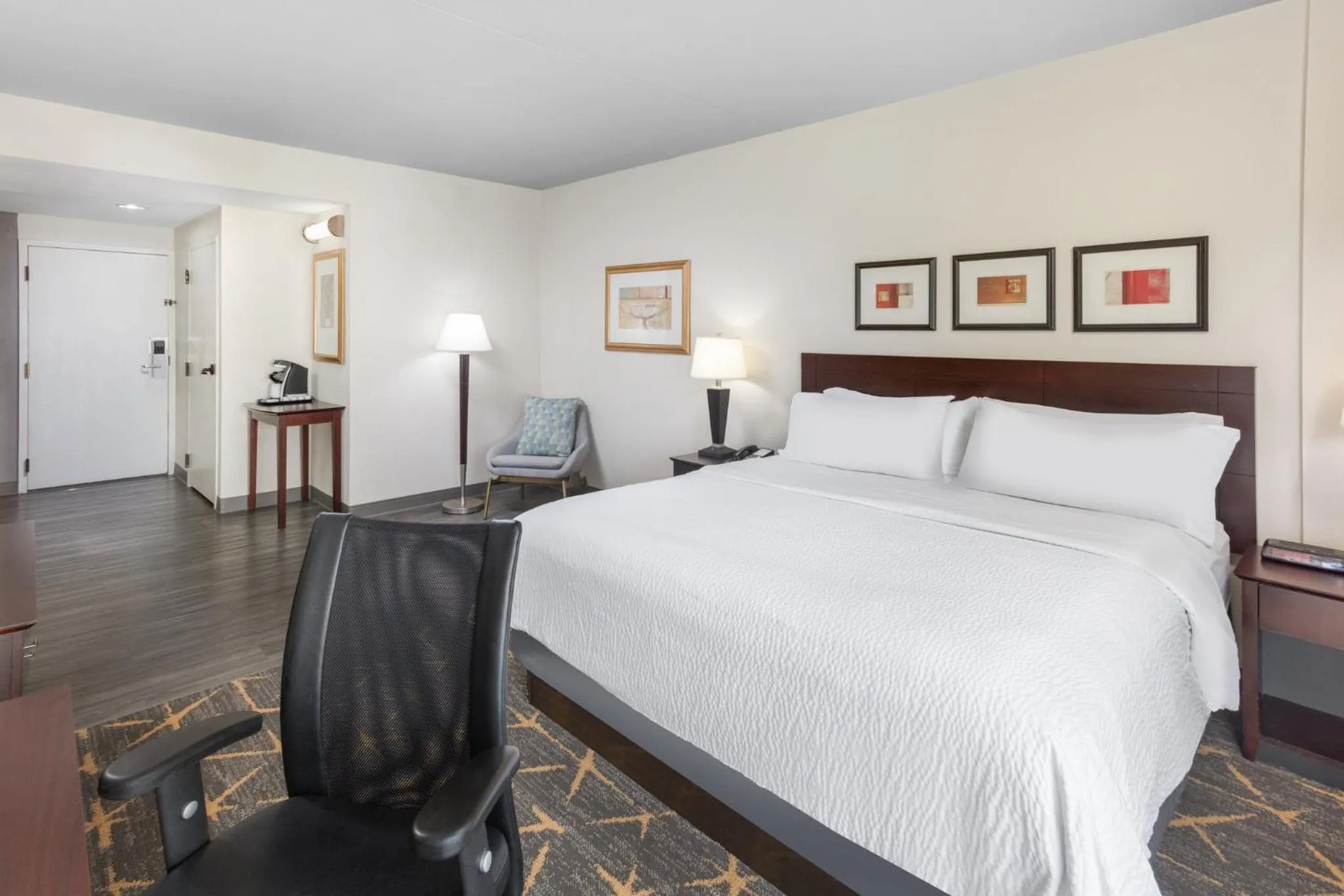 Photo of the whole room, Bed in Holiday Inn & Suites Springfield - I-44 by IHG