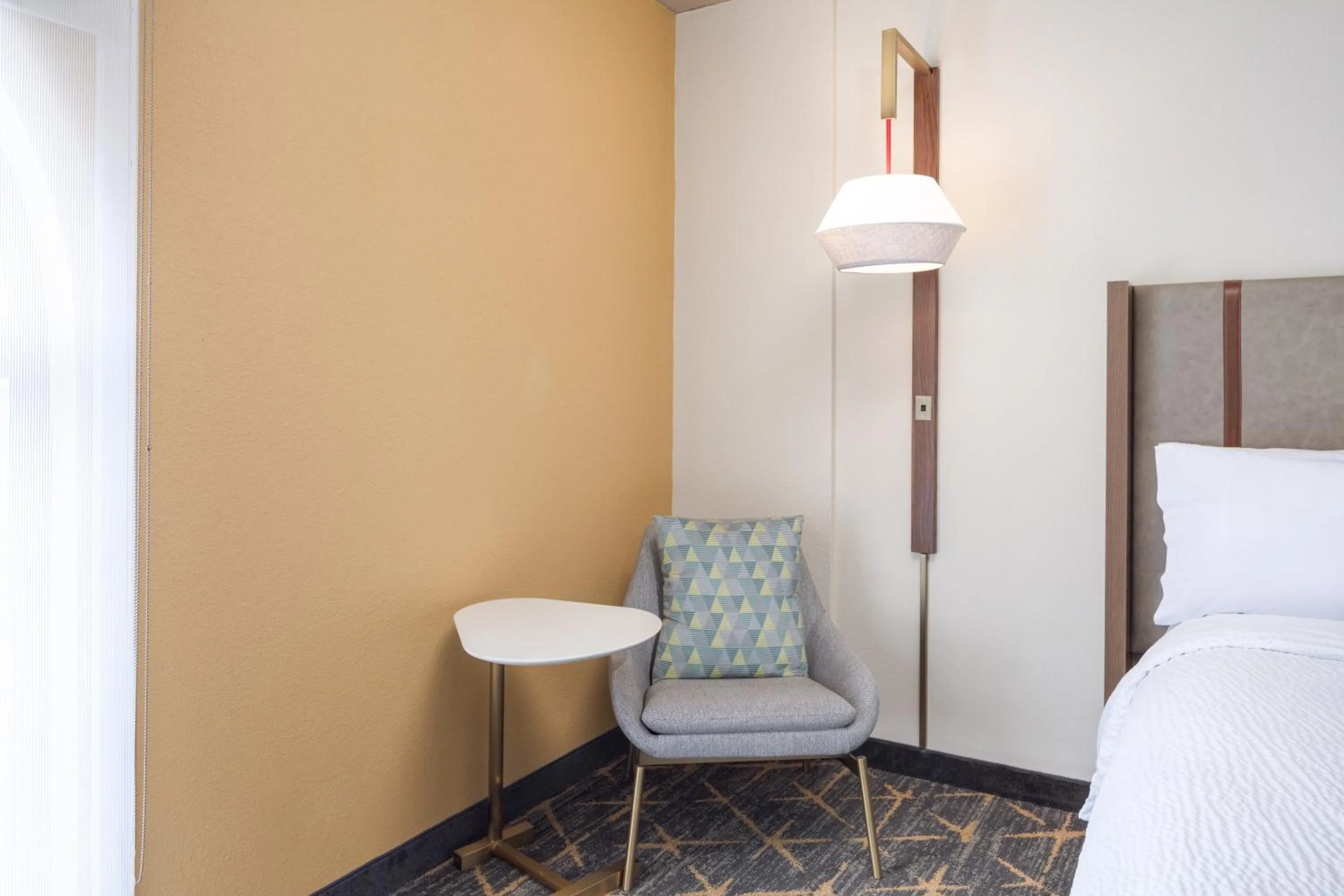 Seating area, Bed in Holiday Inn & Suites Springfield - I-44 by IHG