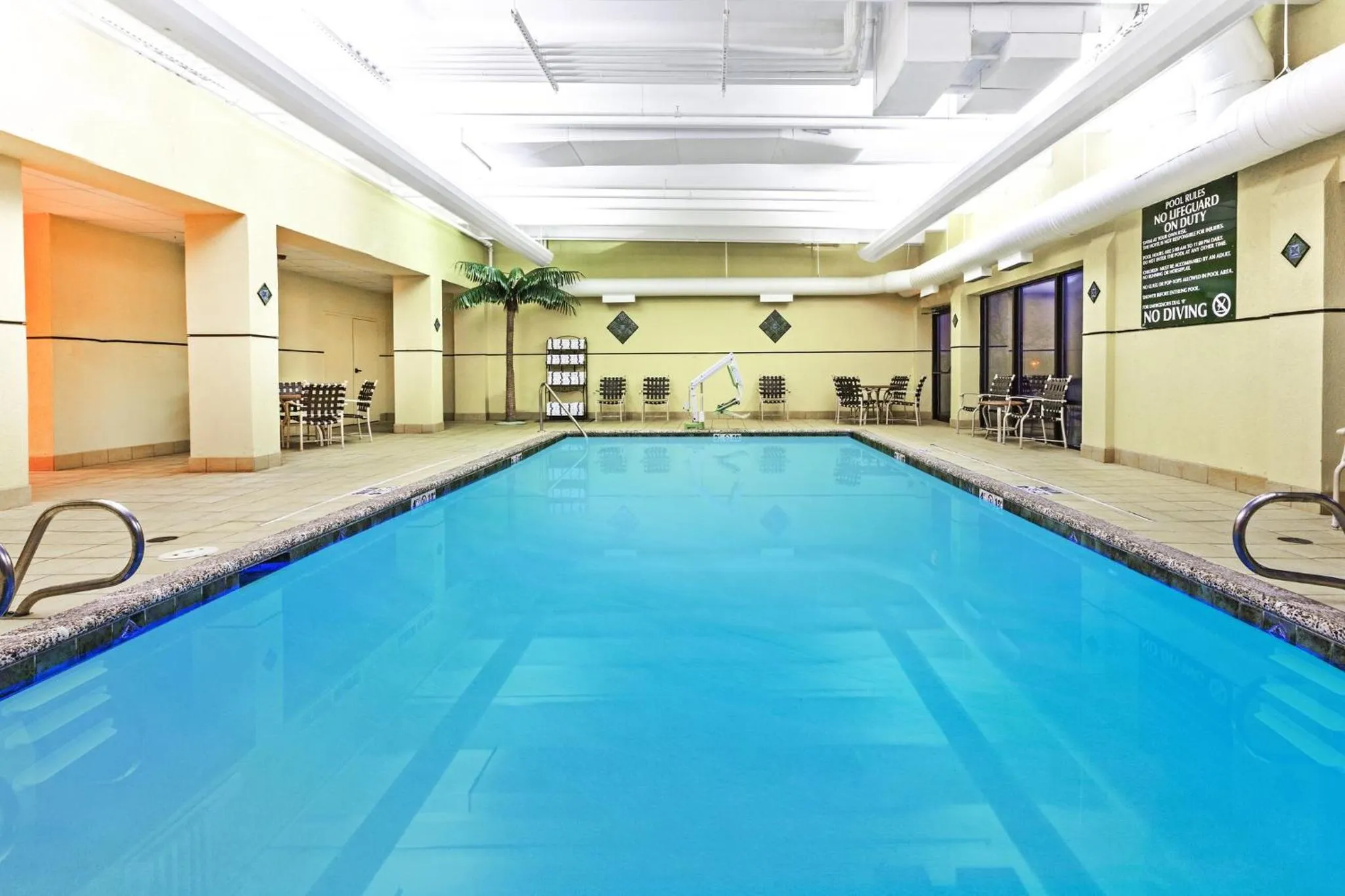 Swimming pool in Holiday Inn & Suites Springfield - I-44 by IHG