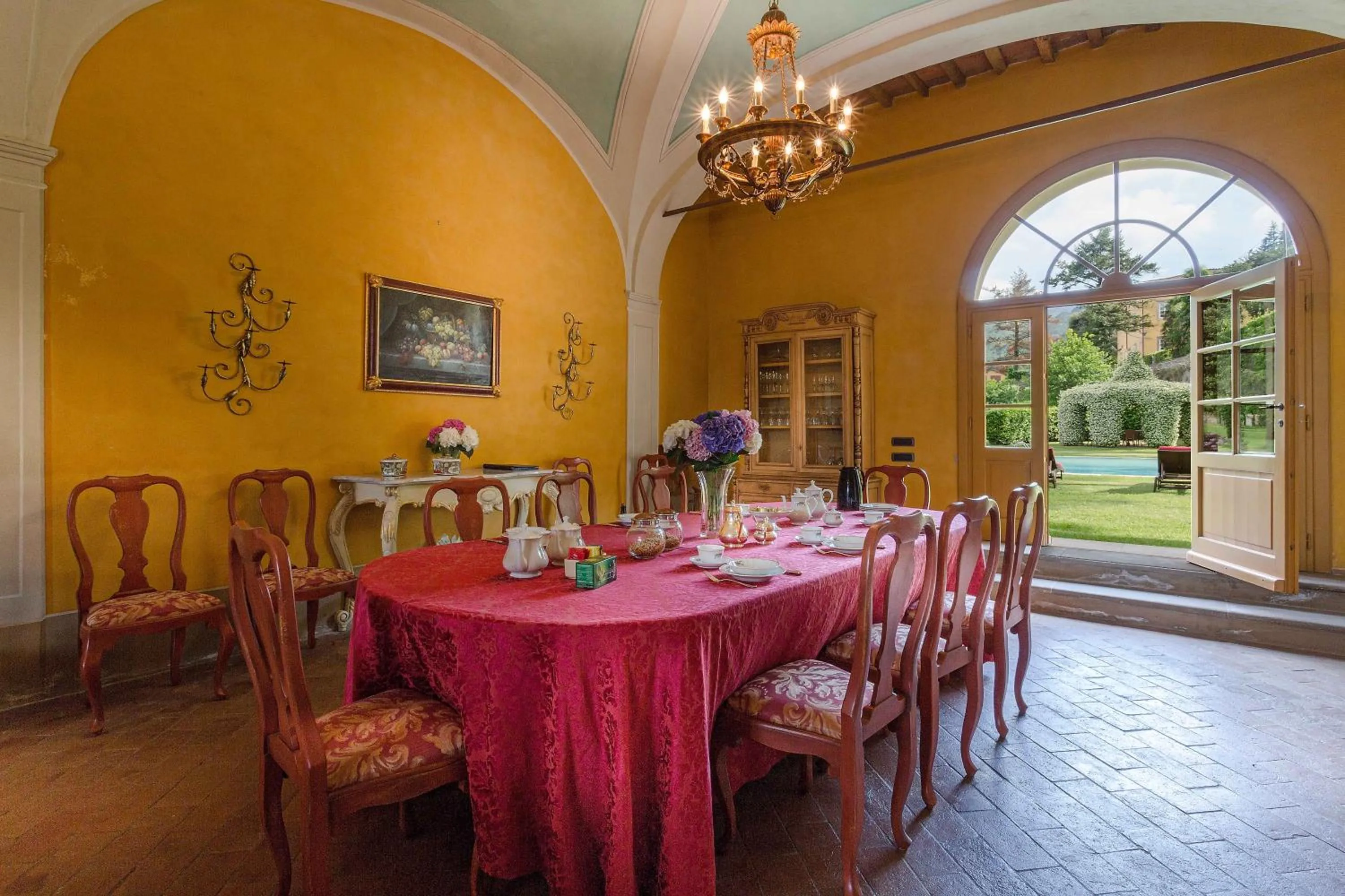 Dining area in Coselli's luxury Villas