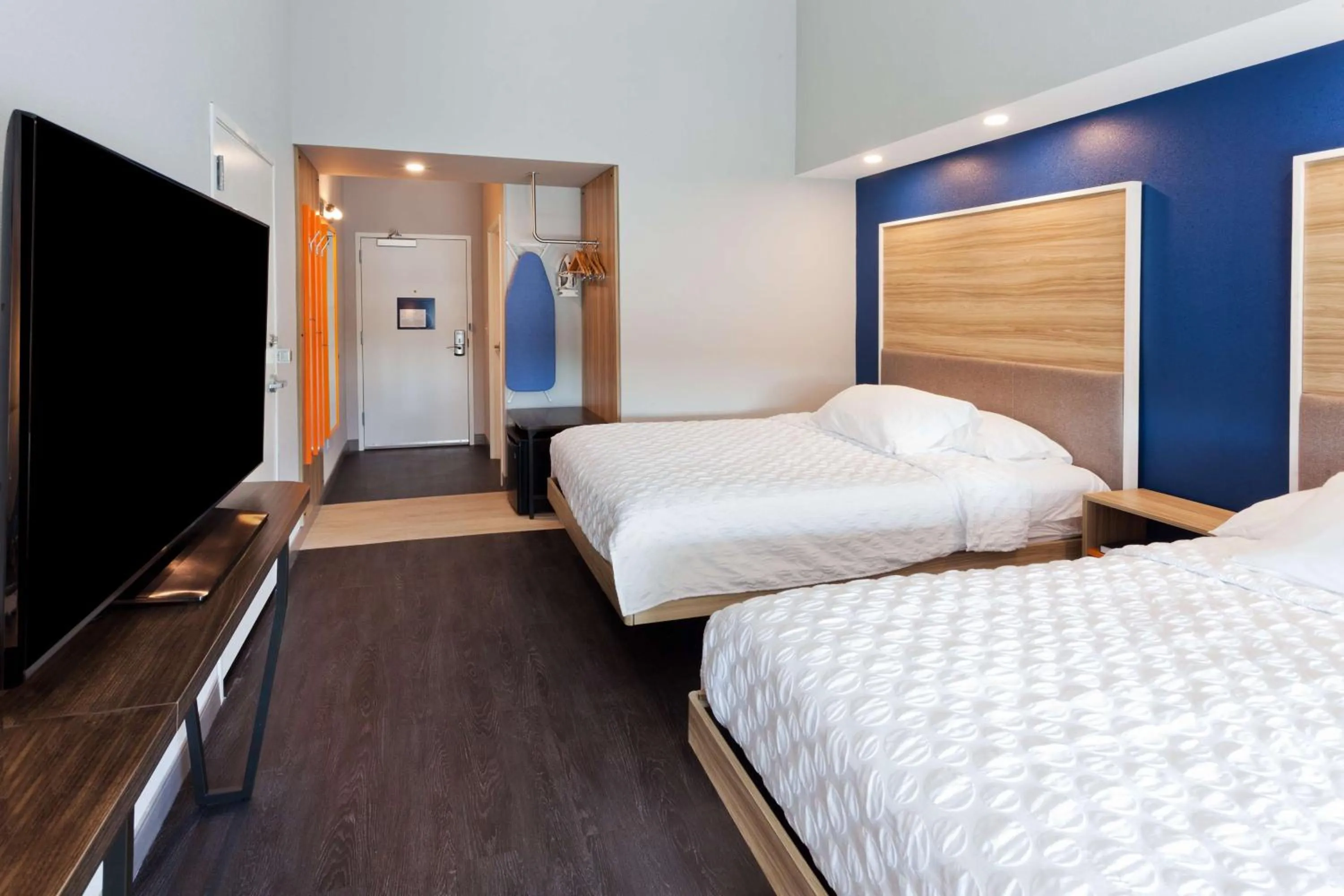 Bedroom, Bed in Tru by Hilton Auburn