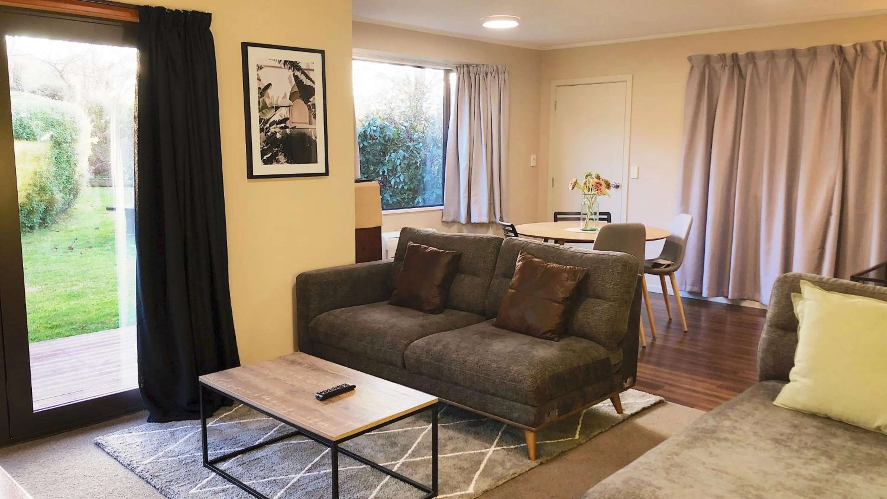 Living room in Alpine View Lodge
