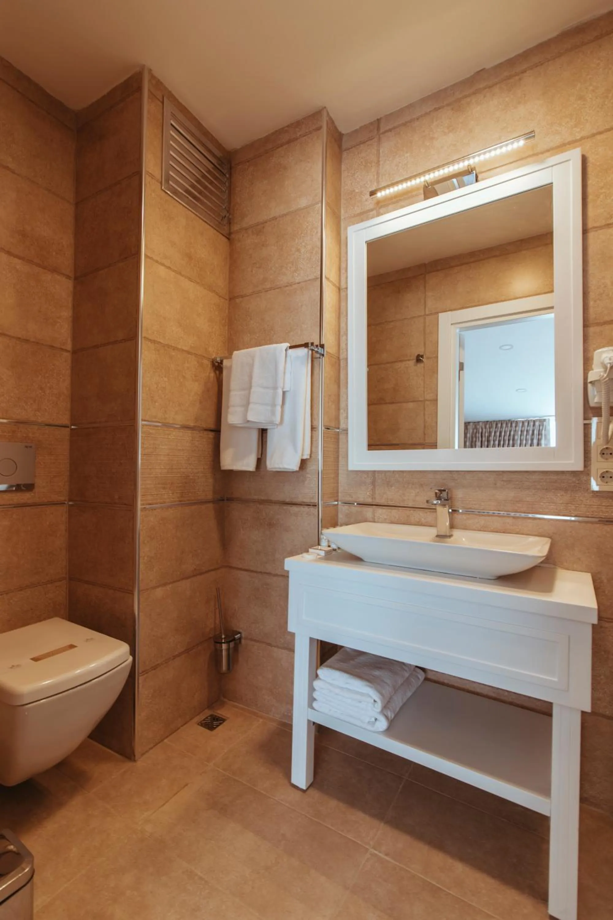 Toilet in Istanroom by Keo