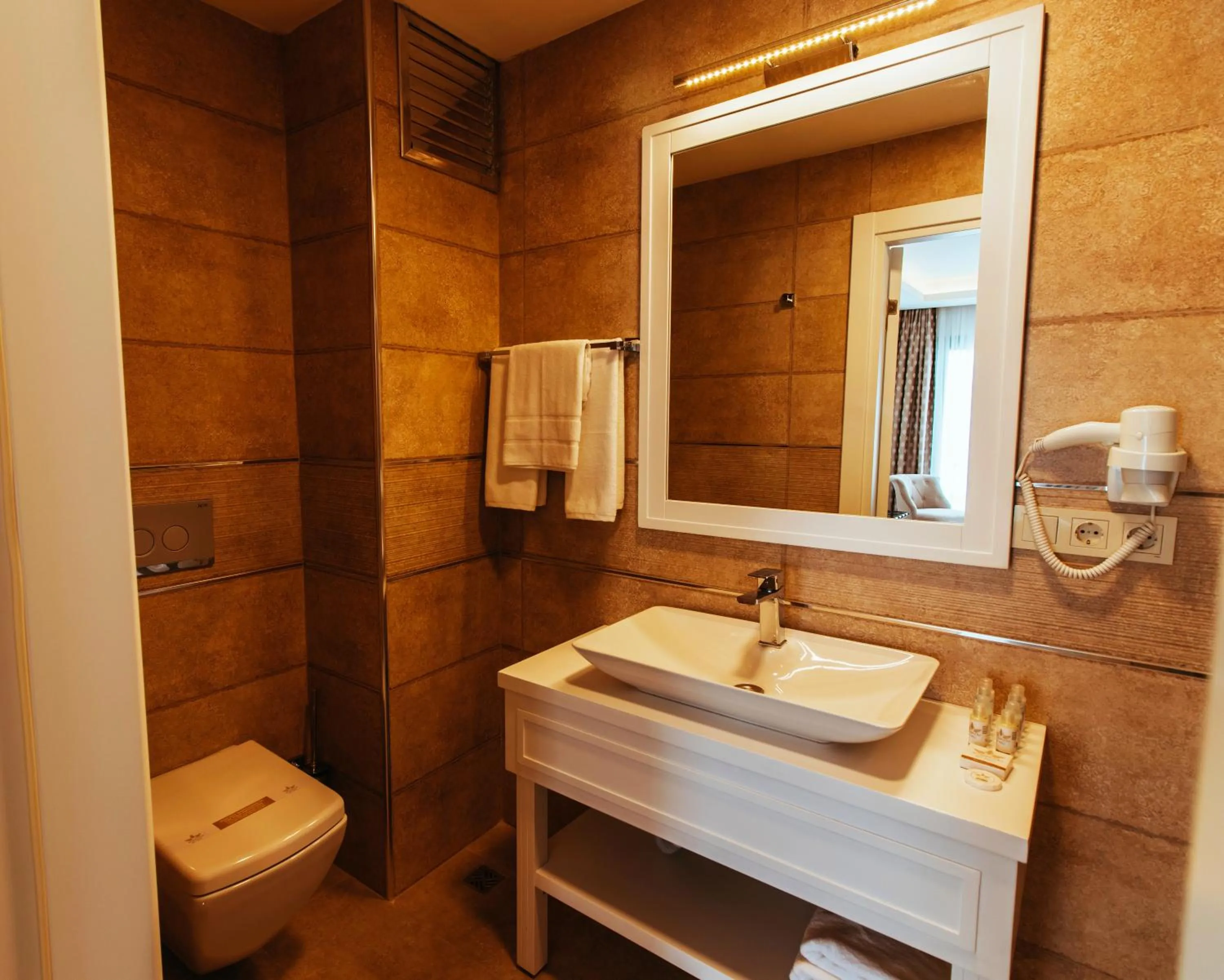 Toilet in Istanroom by Keo