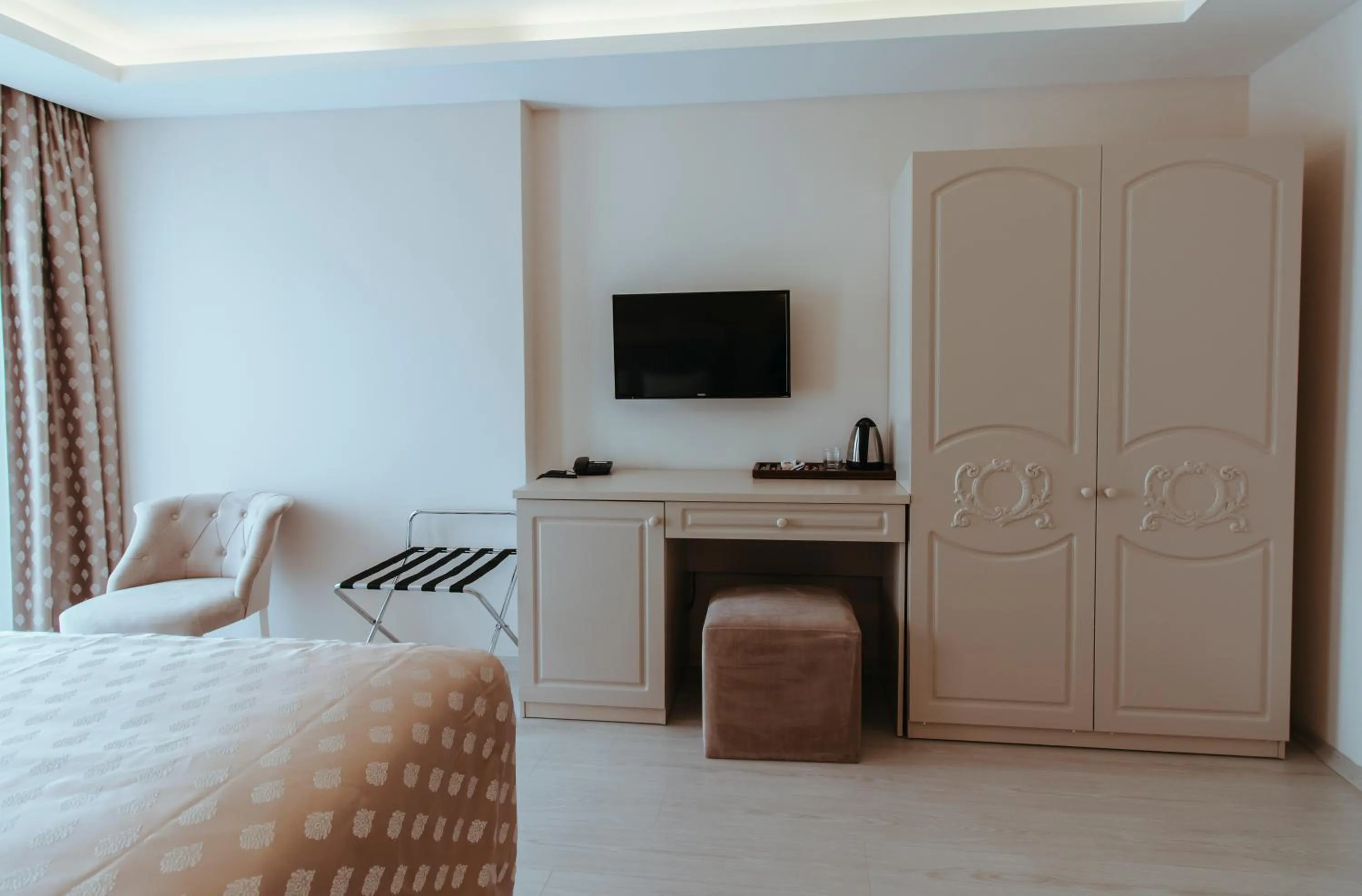 TV and multimedia, Bed in Istanroom by Keo