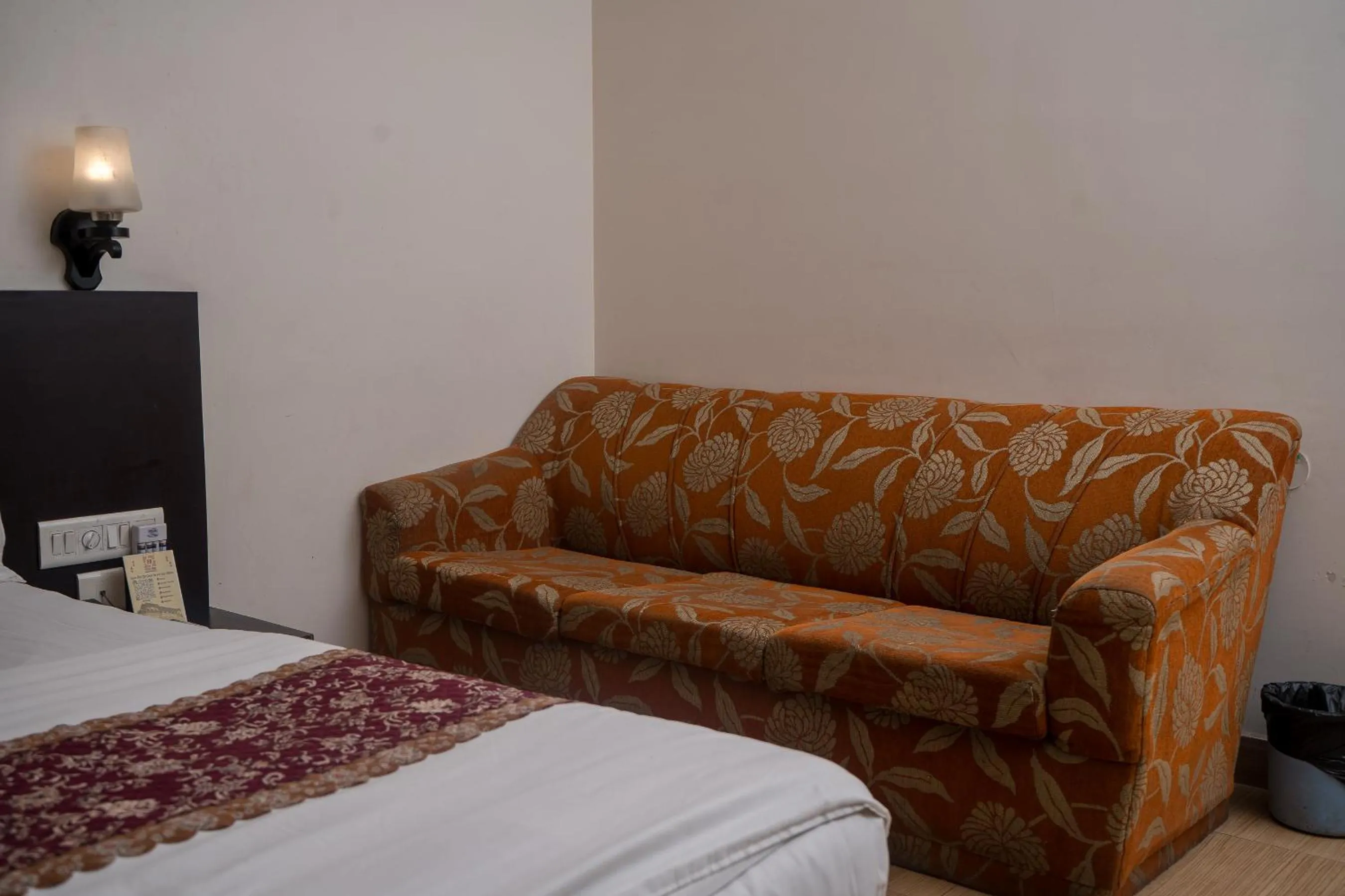 Seating area, Bed in Hotel Ruby